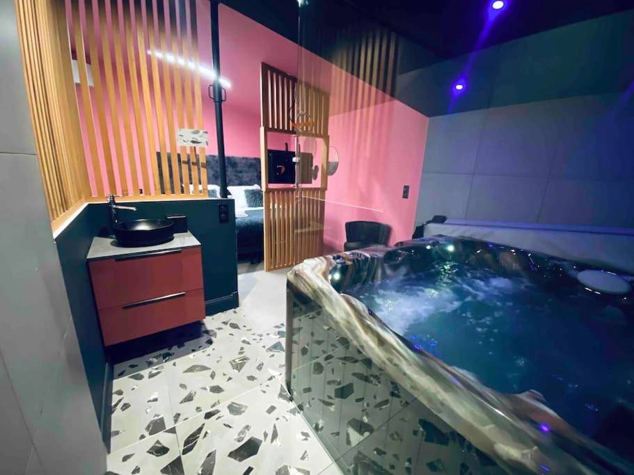 Jacuzzi privatif et meuble vasque moderne - Love Room Bordeaux - La Litchi Le 50 Suites and Spa centre ville