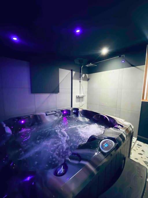Jacuzzi bouillonnant avec éclairage LED violet - La Litchi Le 50 Suites and Spa centre ville