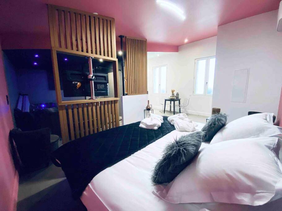 Lit double avec coussins en fourrure et peignoirs - La Litchi Le 50 Suites and Spa centre ville