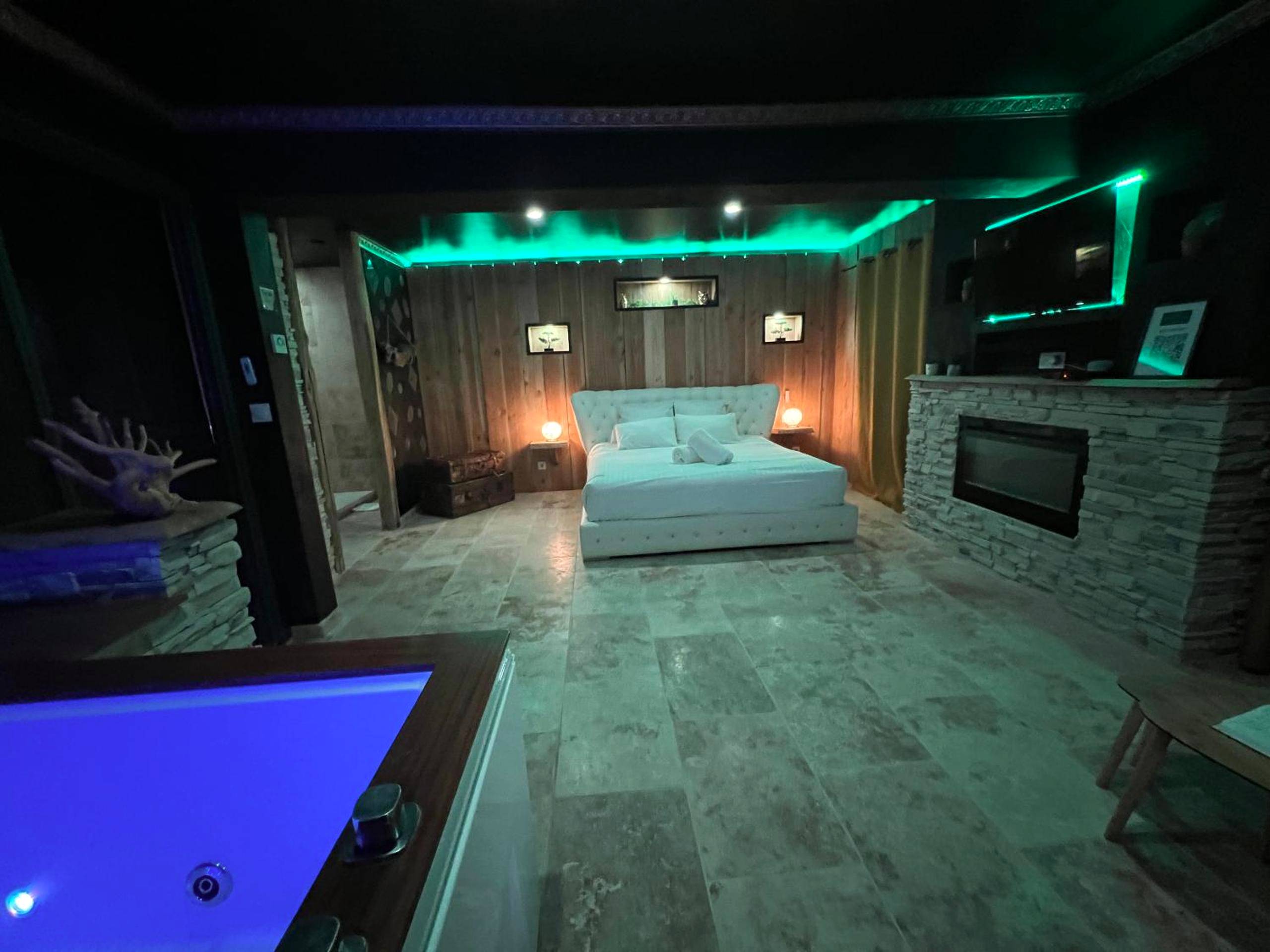 Vue principale - Love Room Lèves - Le Lodge des Charmes 5 étoiles