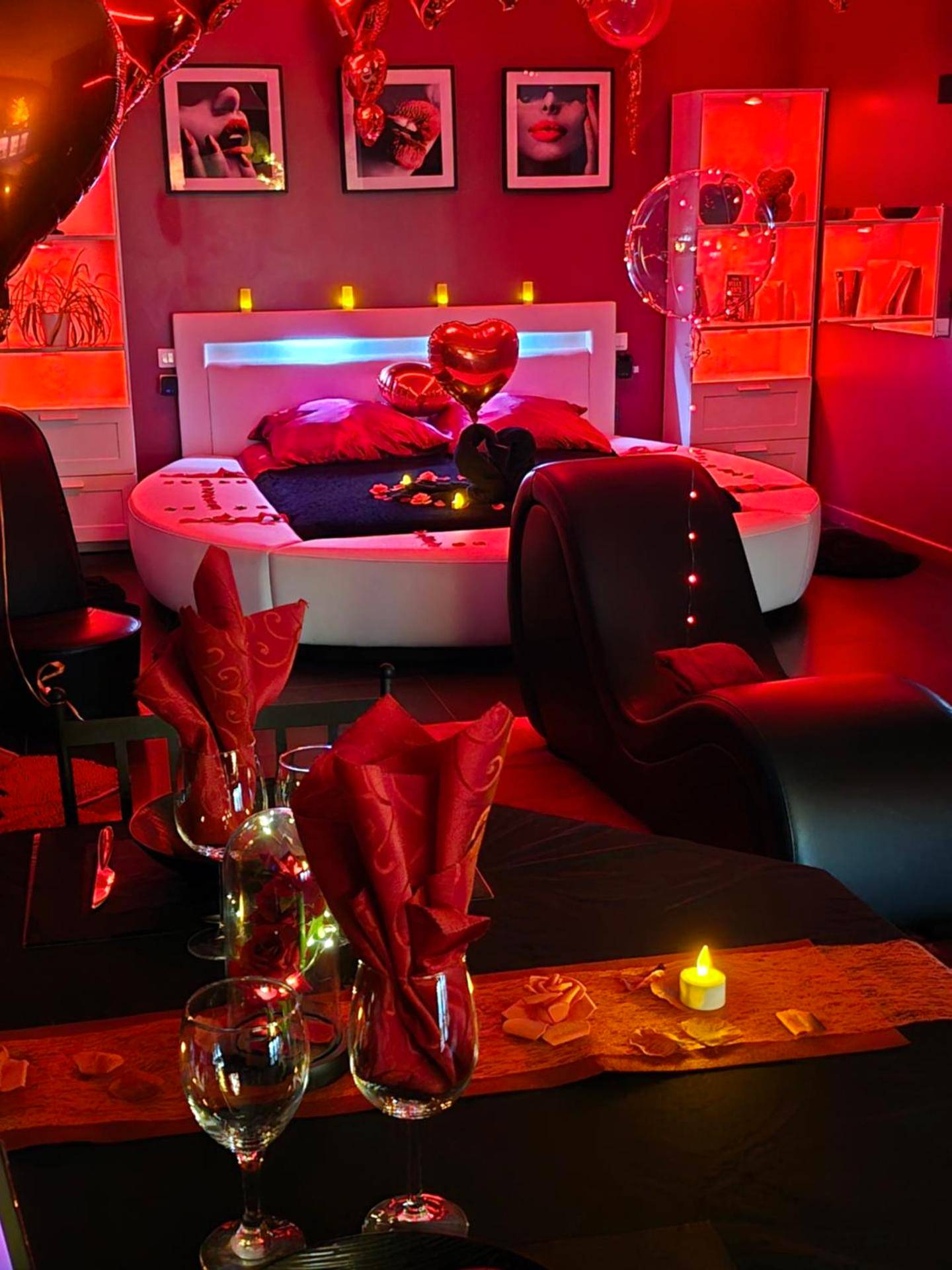 Lit rond avec décoration romantique et fauteuil - Love Room Ligné - Loft d'amour