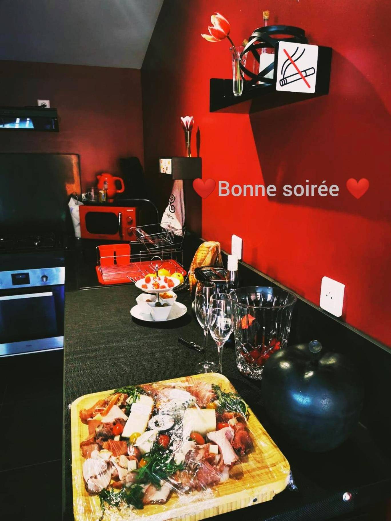 Plateau de charcuterie et cuisine équipée - Loft d'amour