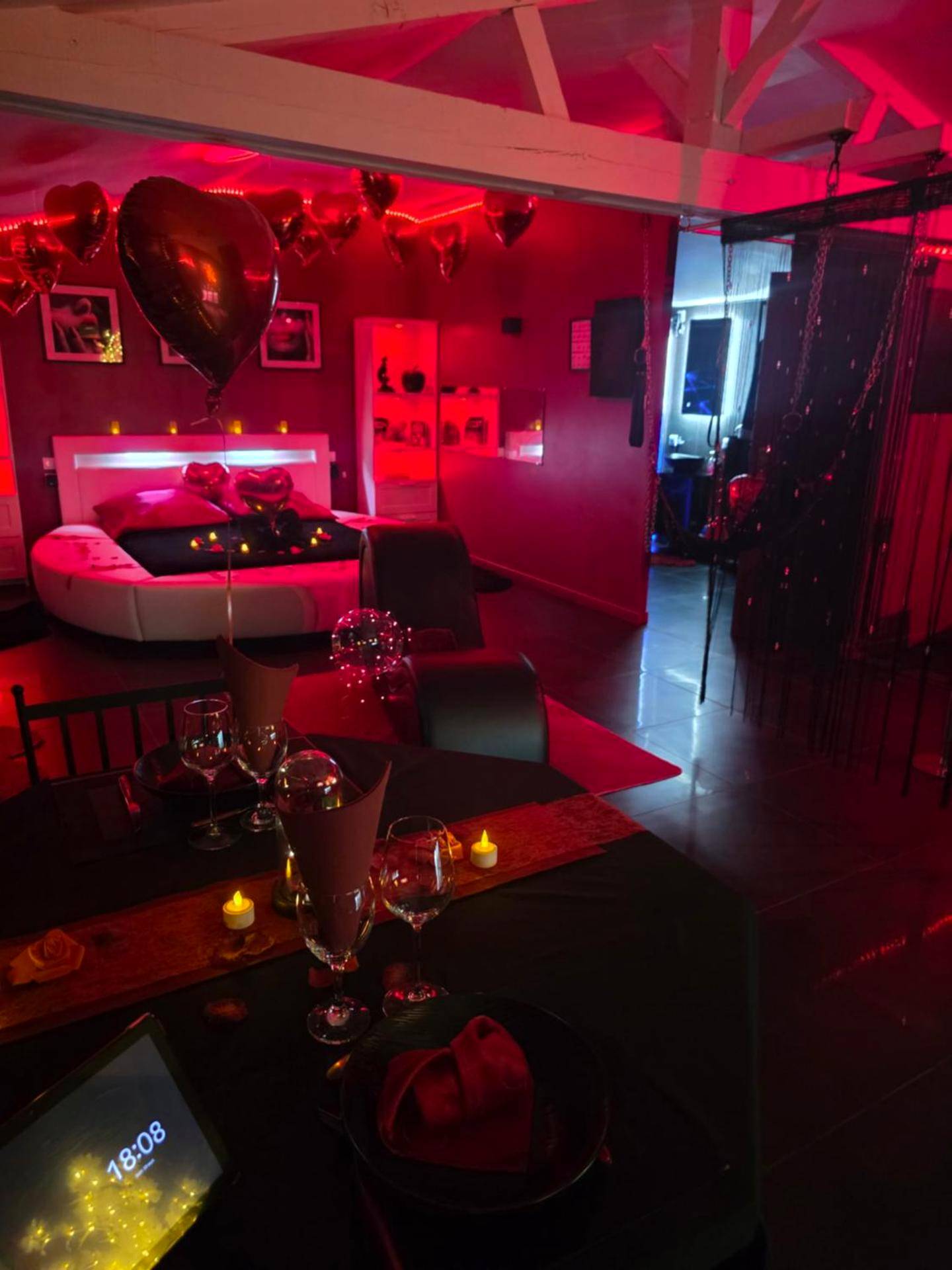 Vue d'ensemble de la suite avec ambiance rouge - Loft d'amour