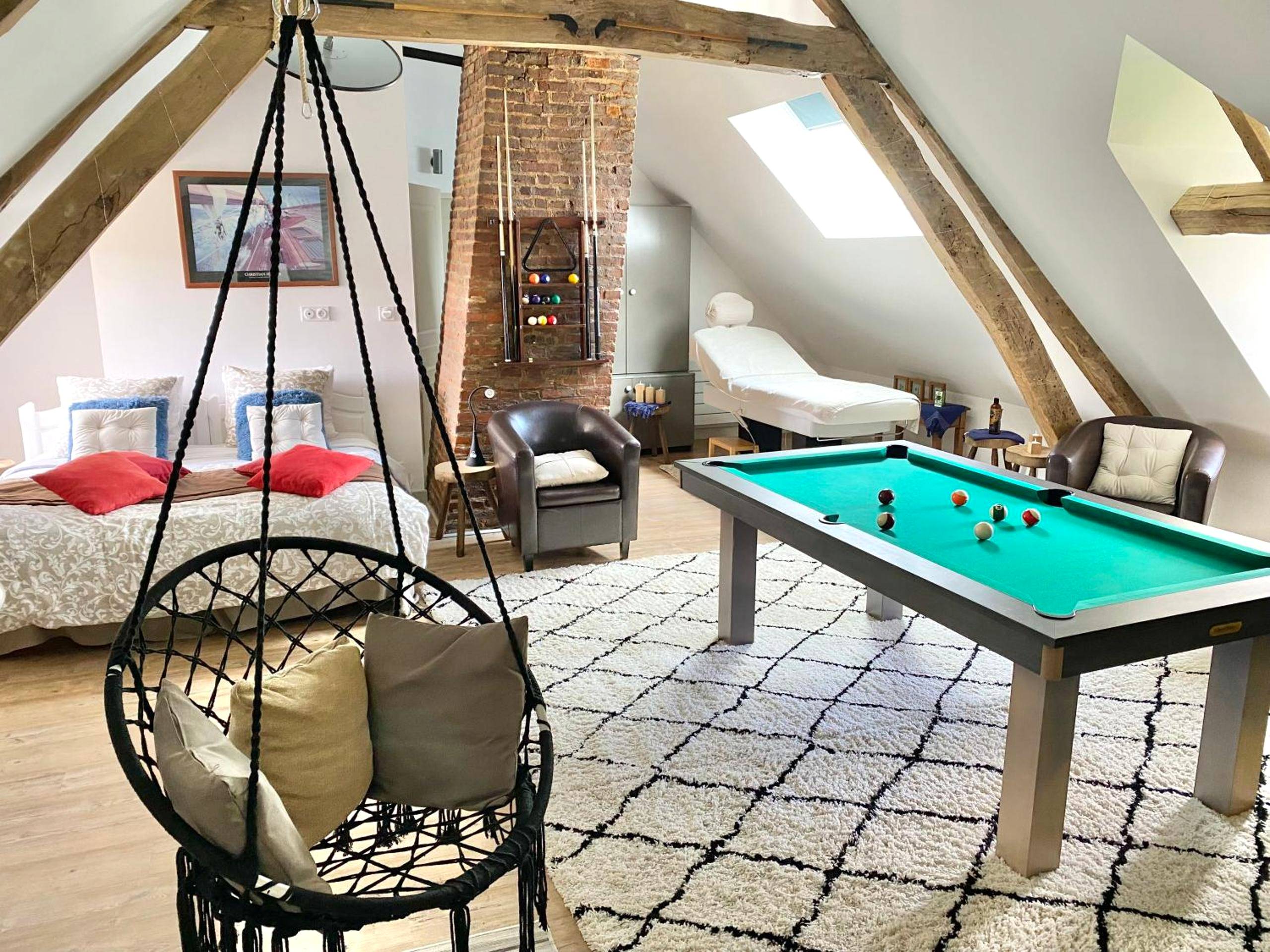 Billard et fauteuil suspendu dans loft boisé - Love Room Verton - Loft Romantique - Balnéo - Billard - Loft Romantique -...