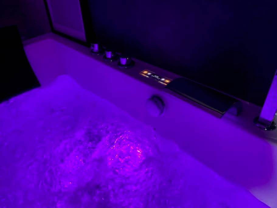 Baignoire balnéo avec éclairage violet - Loft Romantique - Balnéo - Billard - Loft Romantique - Balnéo - Billard - Massage
