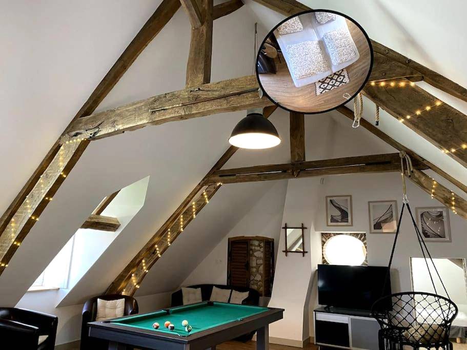 Espace salon sous combles avec billard et TV - Loft Romantique - Balnéo - Billard - Loft Romantique - Balnéo - Billard -...