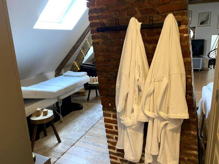 Peignoirs blancs et table de massage - Loft Romantique - Balnéo - Billard - Loft Romantique - Balnéo - Billard - Massage