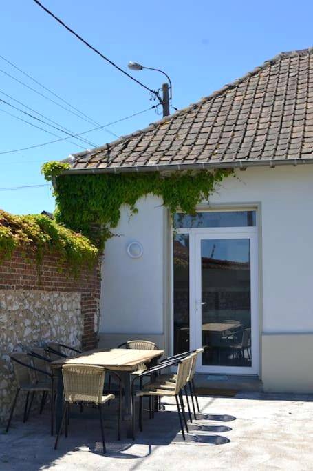 Terrasse extérieure avec table et chaises - Loft Romantique - Balnéo - Billard - Loft Romantique - Balnéo - Billard - Massage
