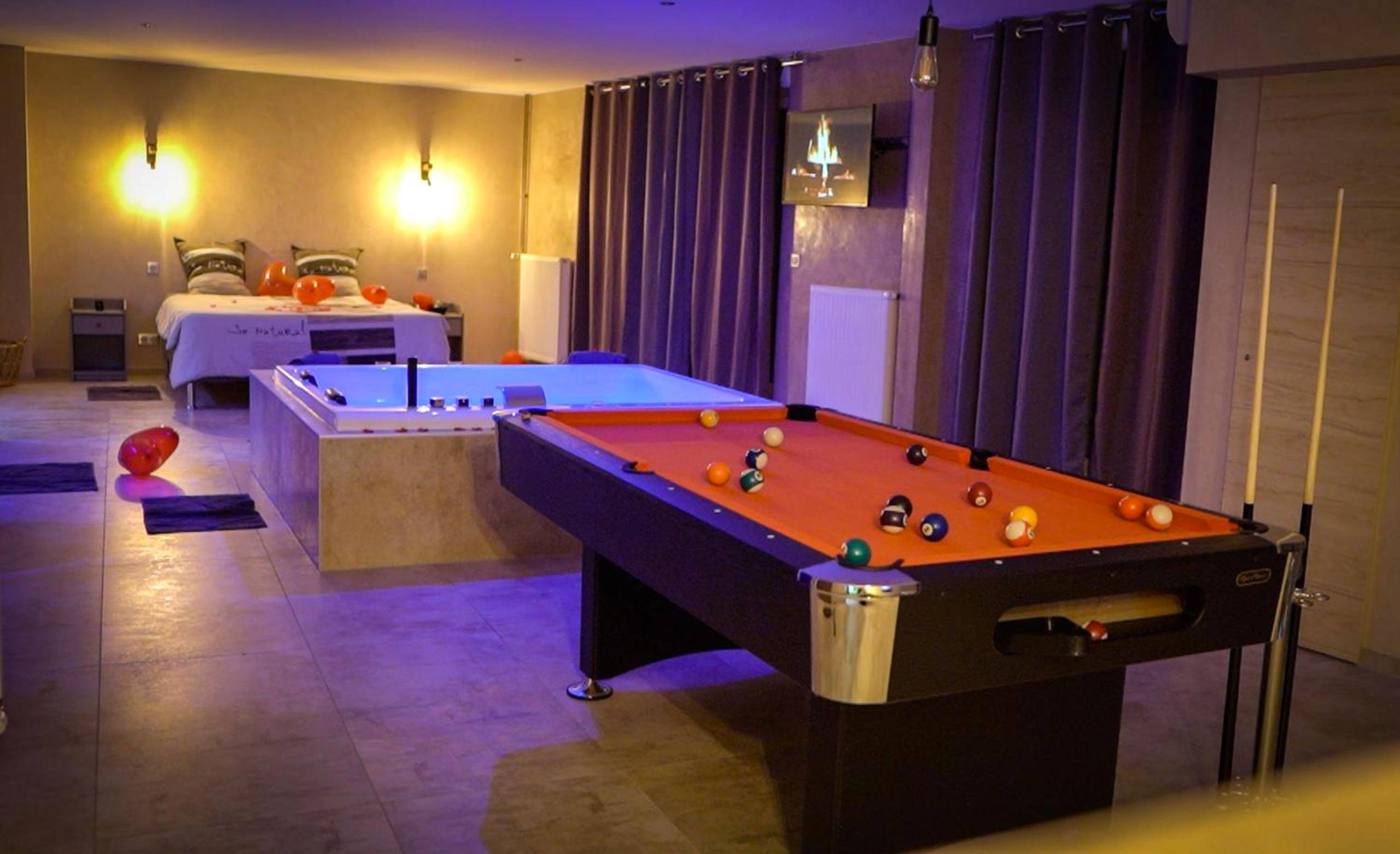 Lit double avec ballons en forme de cœur - LE LOFT A BULLES (85m2 Jacuzzi Hammam Billiard Bar Douche Sauna)