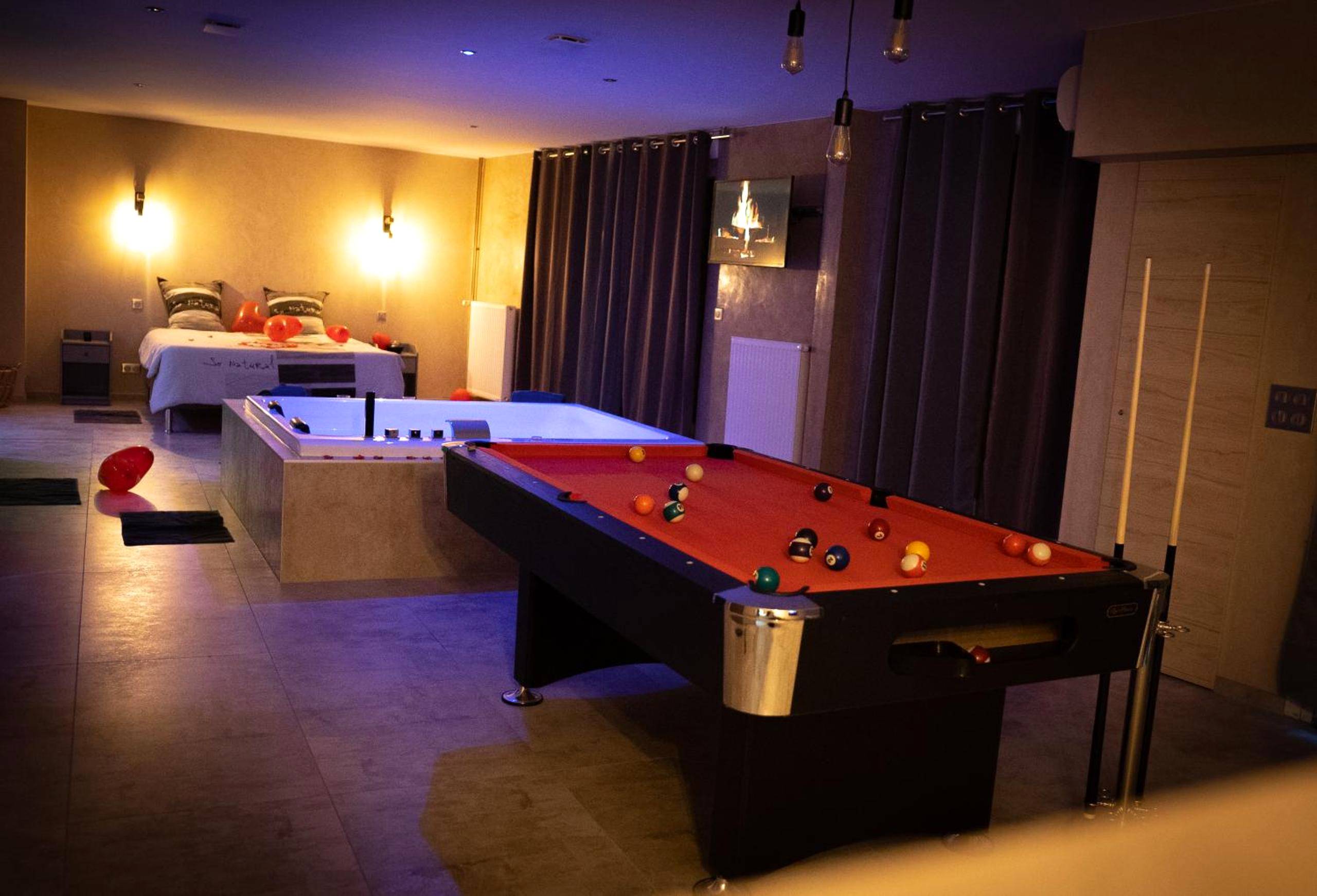 Photo du logement - LE LOFT A BULLES (85m2 Jacuzzi Hammam Billiard Bar Douche Sauna)