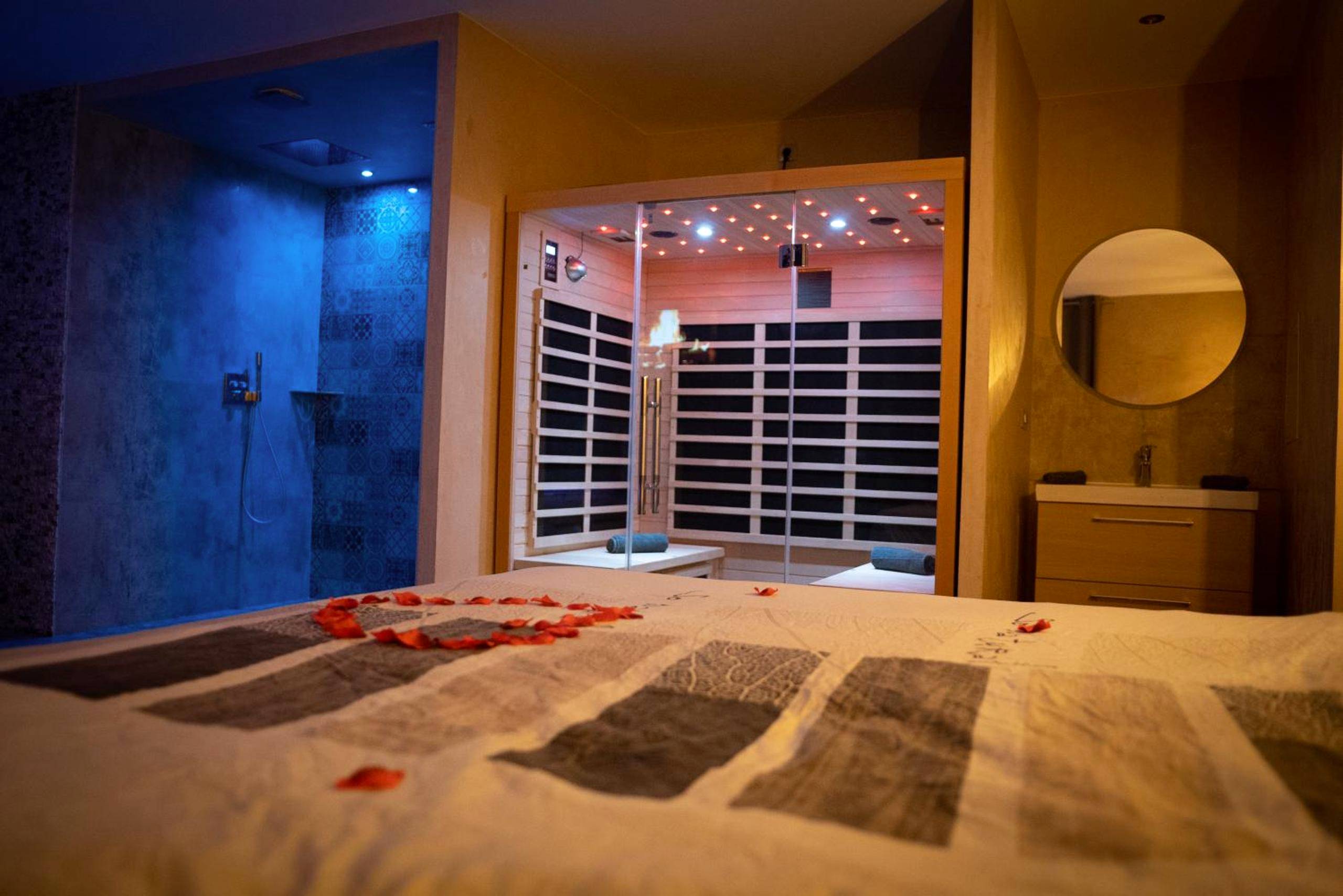 Photo du logement - LE LOFT A BULLES (85m2 Jacuzzi Hammam Billiard Bar Douche Sauna)