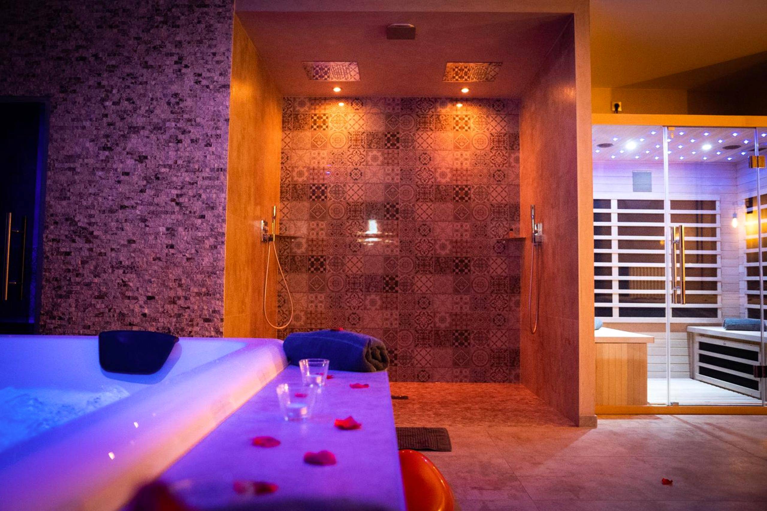 Photo du logement - LE LOFT A BULLES (85m2 Jacuzzi Hammam Billiard Bar Douche Sauna)