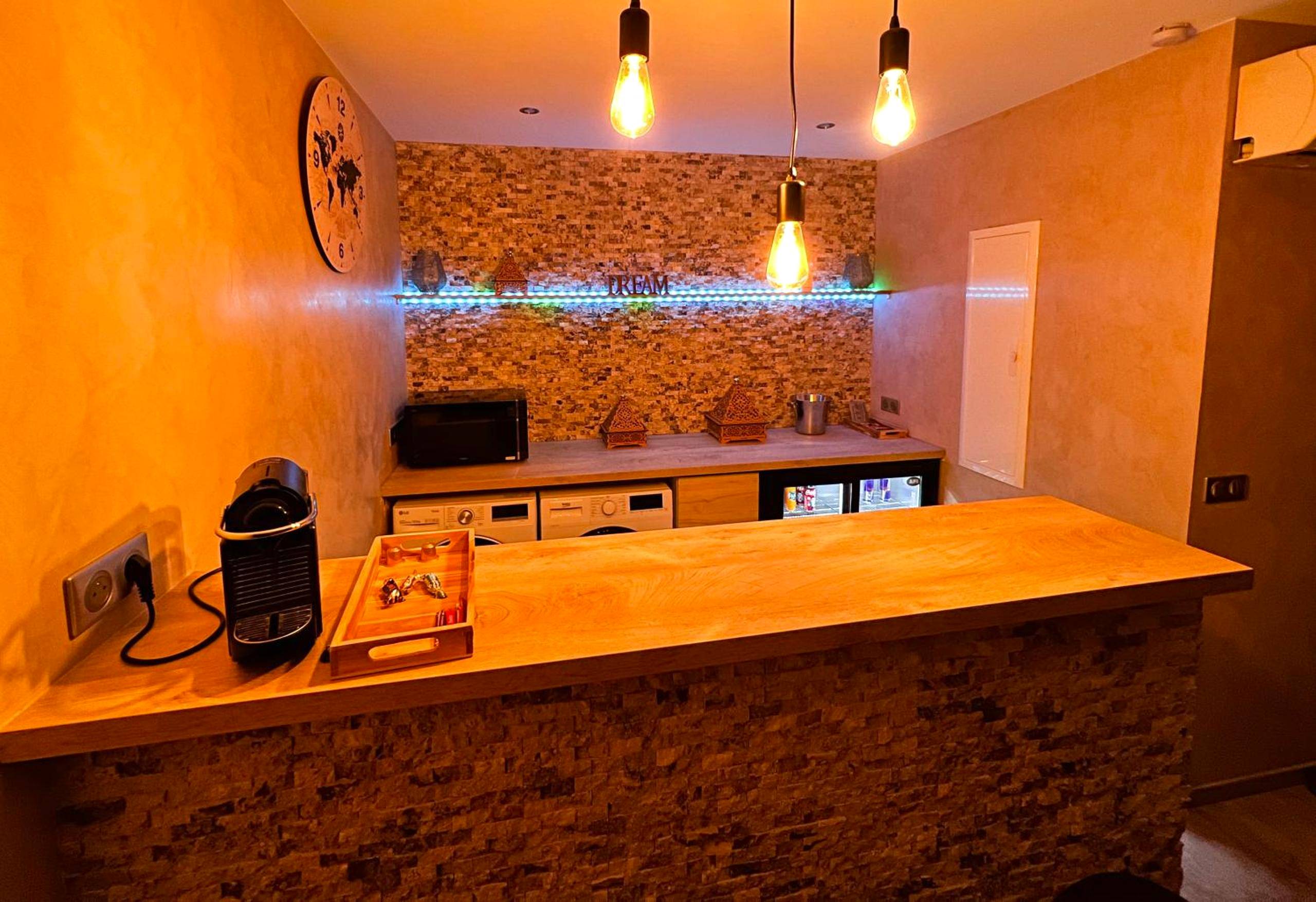 Photo du logement - LE LOFT A BULLES (85m2 Jacuzzi Hammam Billiard Bar Douche Sauna)