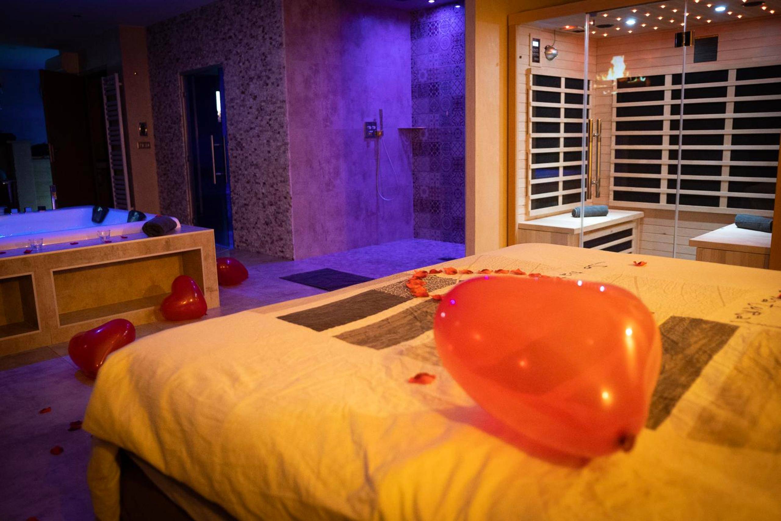 Banc de hammam en mosaïque - LE LOFT A BULLES (85m2 Jacuzzi Hammam Billiard Bar Douche Sauna)