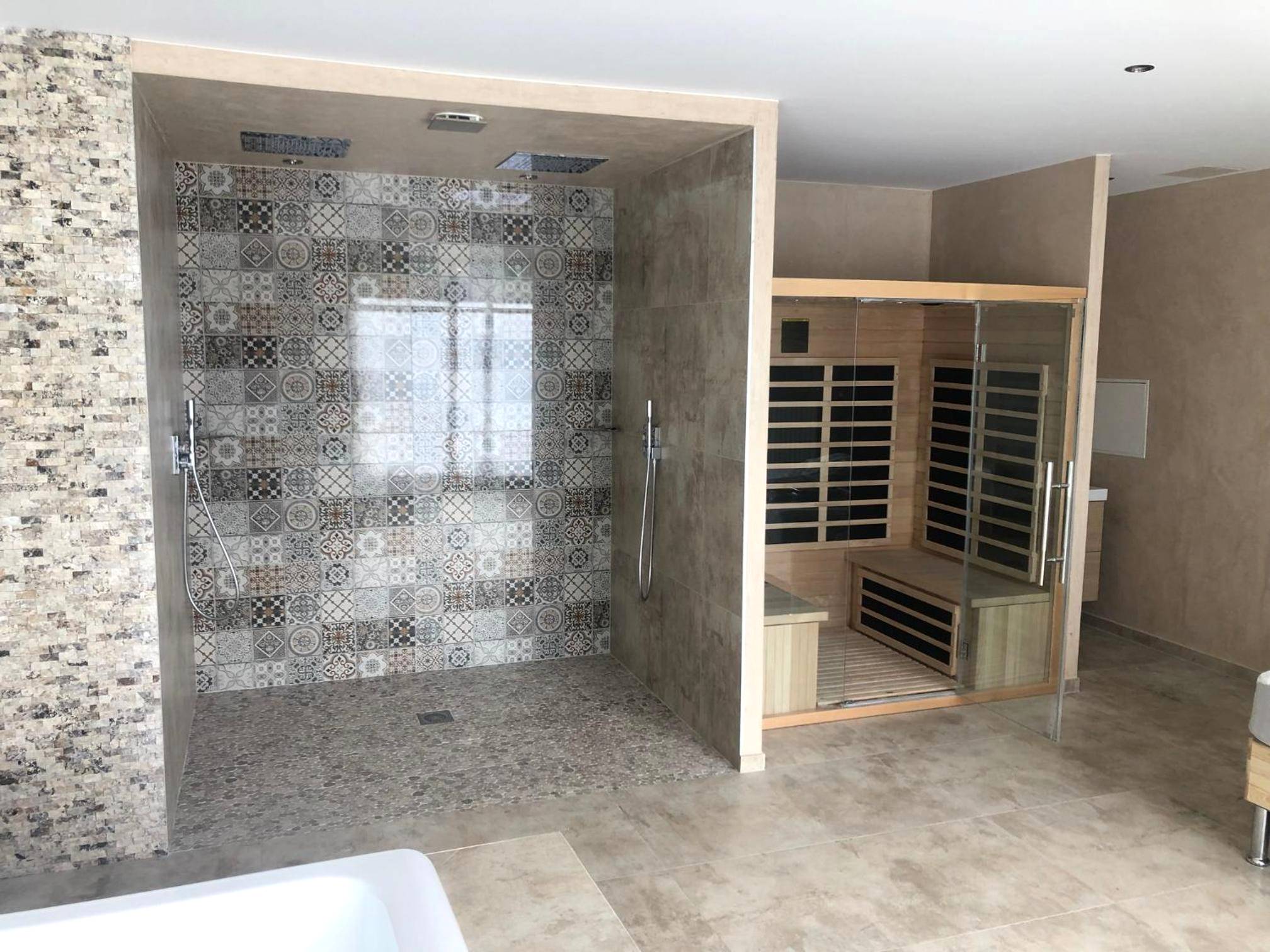 Espace bien - être avec douche et sauna - LE LOFT A BULLES (85m2 Jacuzzi Hammam Billiard Bar Douche Sauna)