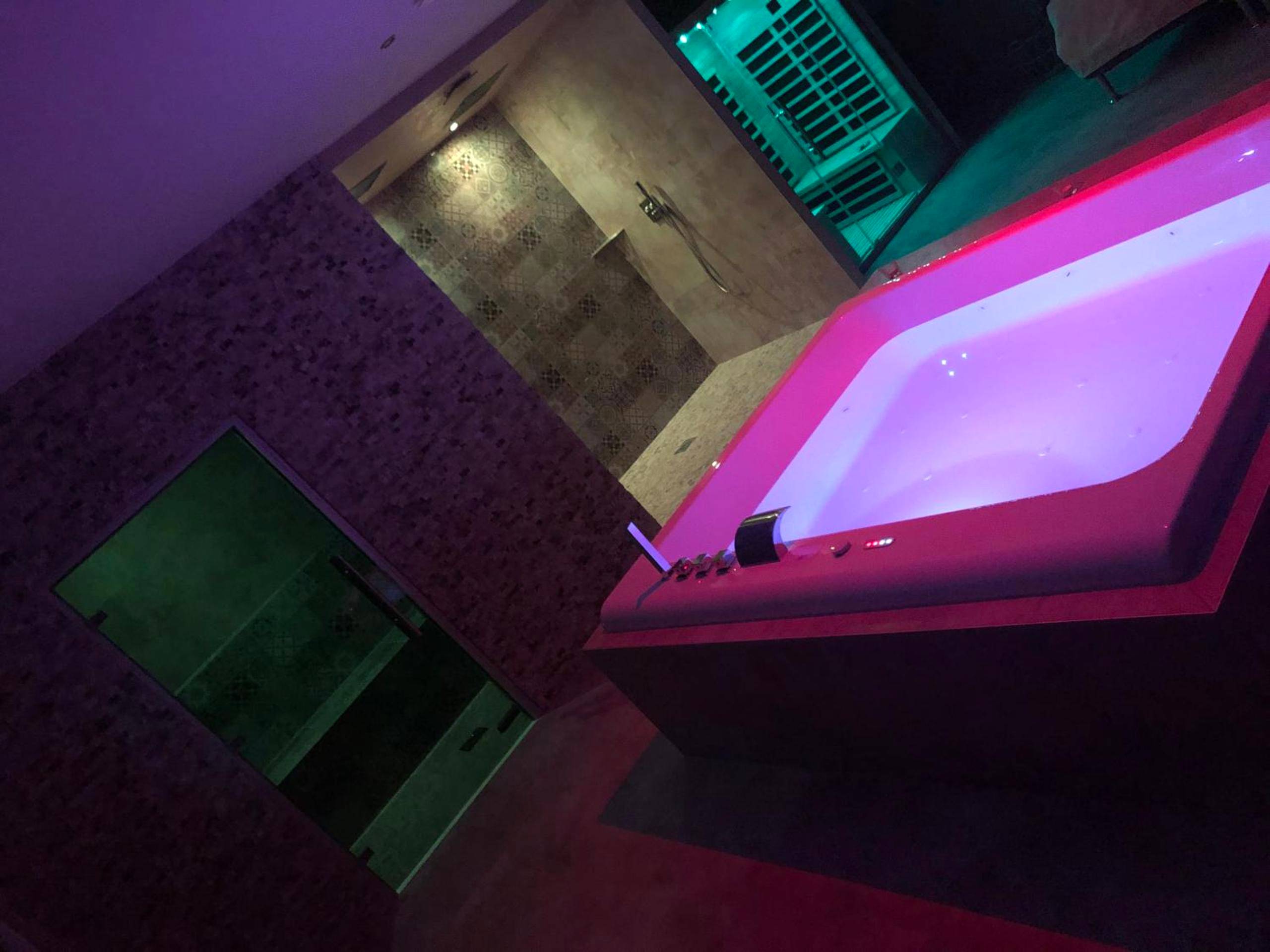 Photo du logement - LE LOFT A BULLES (85m2 Jacuzzi Hammam Billiard Bar Douche Sauna) - Strasbourg