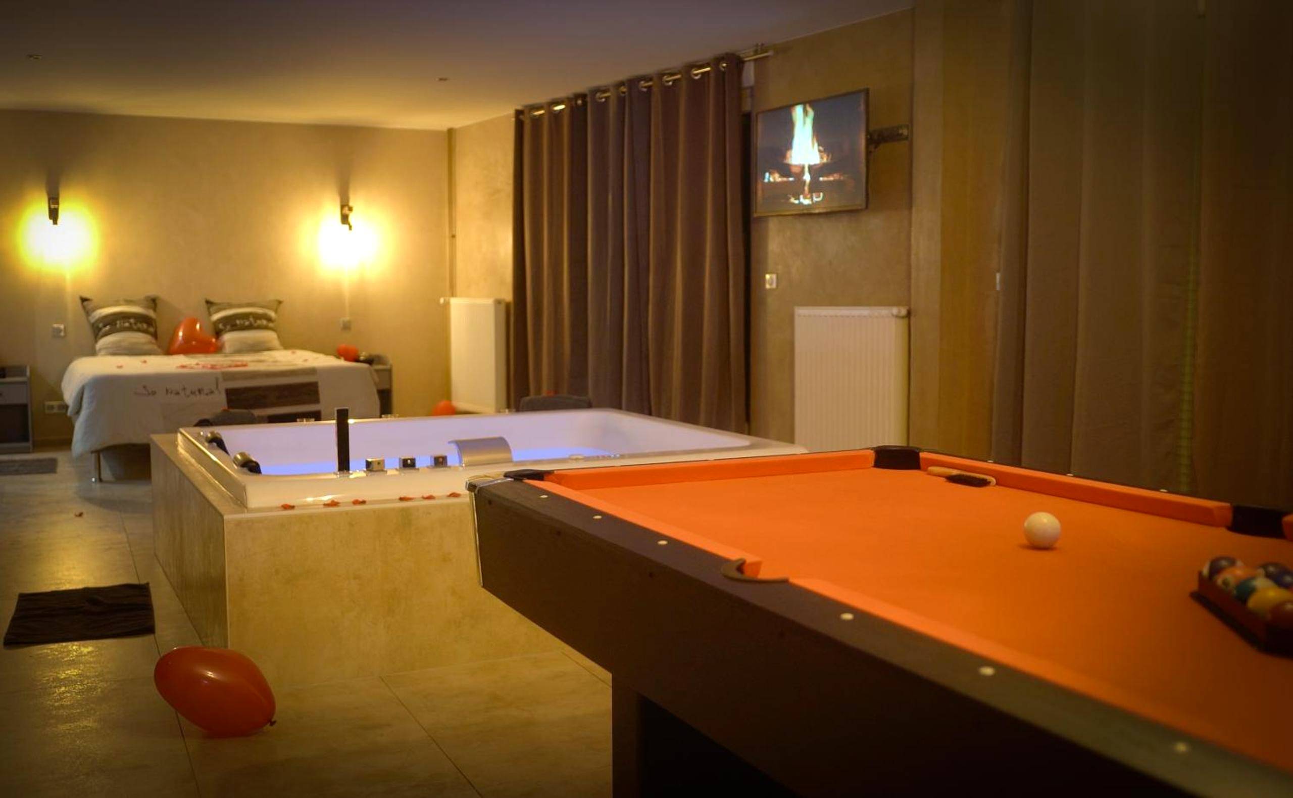Photo du logement - LE LOFT A BULLES (85m2 Jacuzzi Hammam Billiard Bar Douche Sauna)