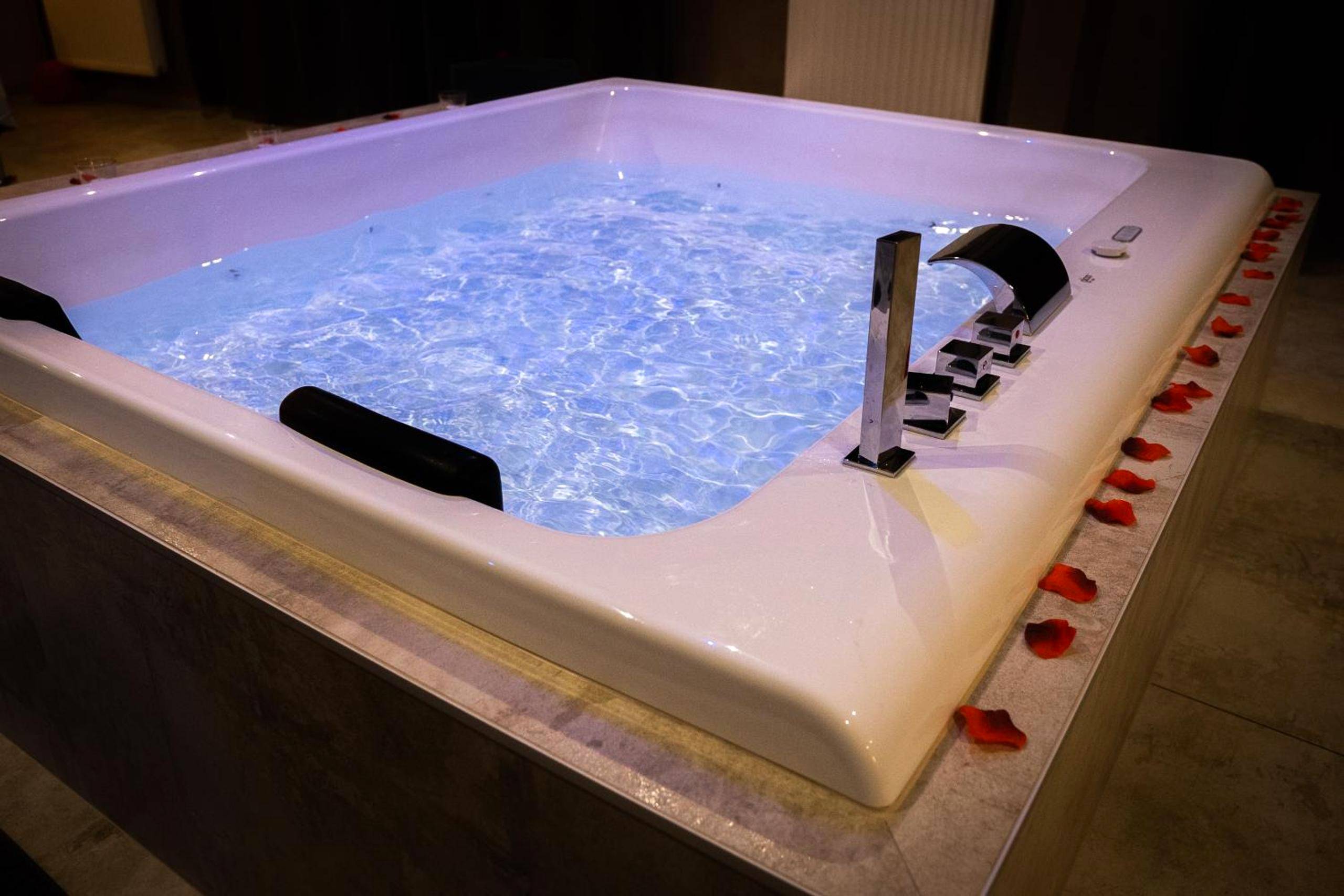 Photo du logement - LE LOFT A BULLES (85m2 Jacuzzi Hammam Billiard Bar Douche Sauna)