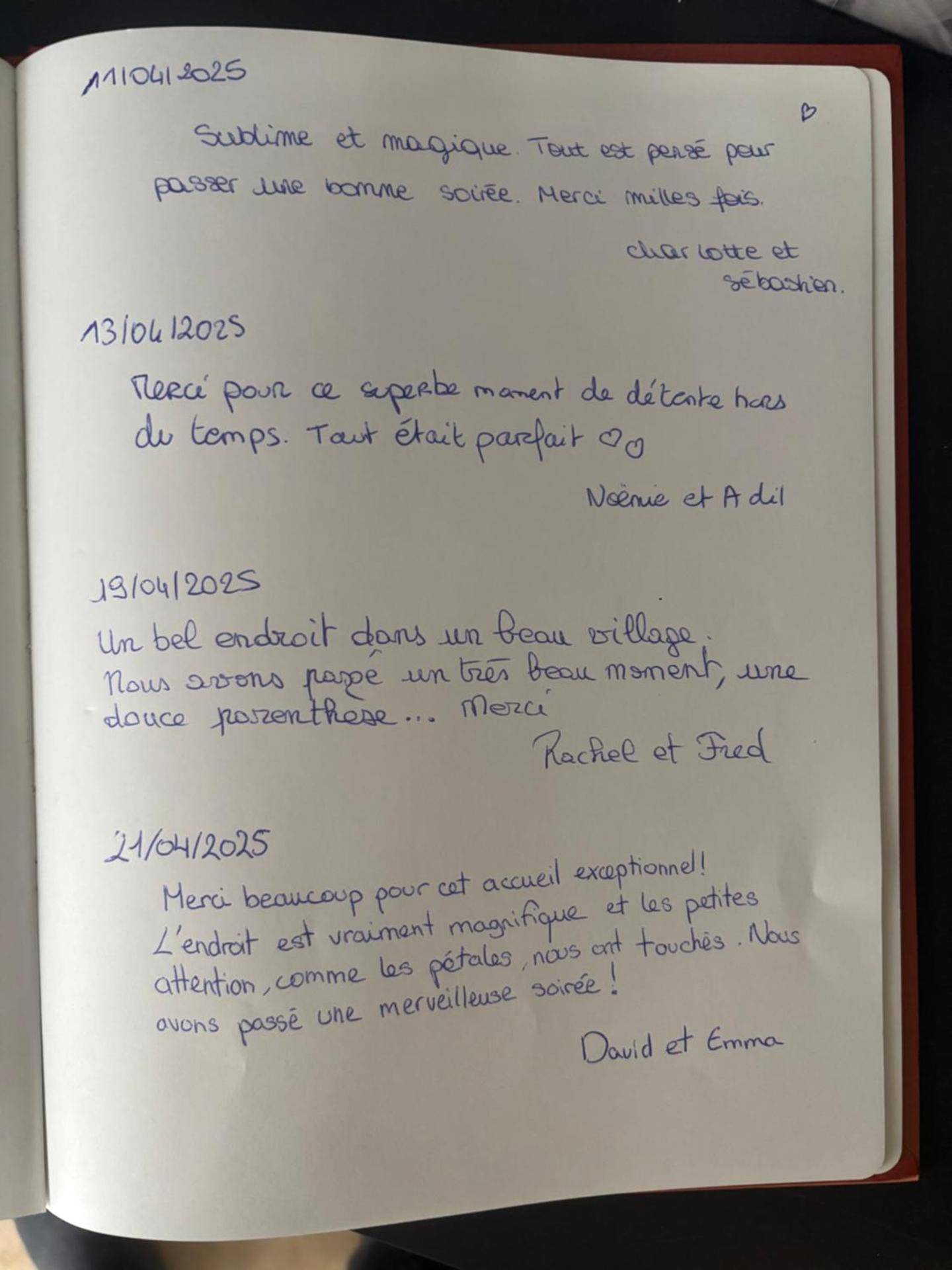 Avis clients manuscrits sur livre d'or - Le loft en bulles