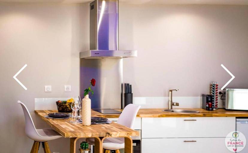 Cuisine équipée avec coin repas en bois - Le loft en bulles
