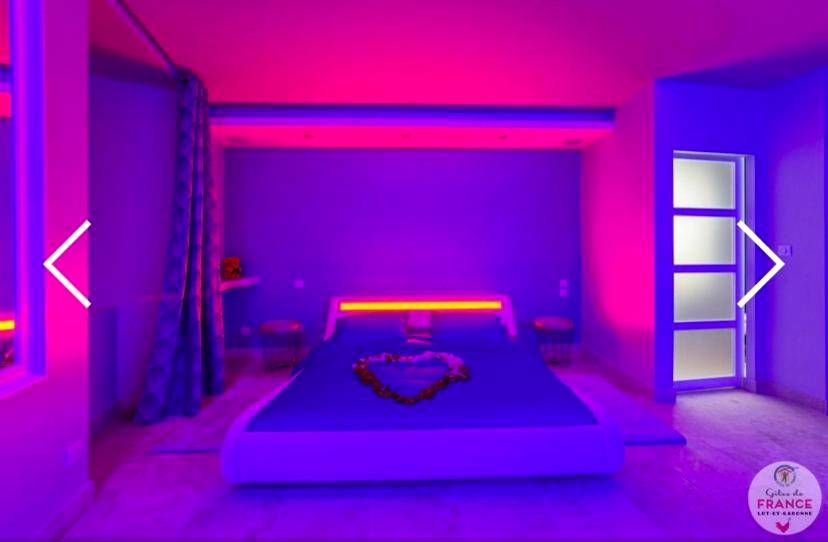 Lit double avec cœur en pétales et néons - Le loft en bulles