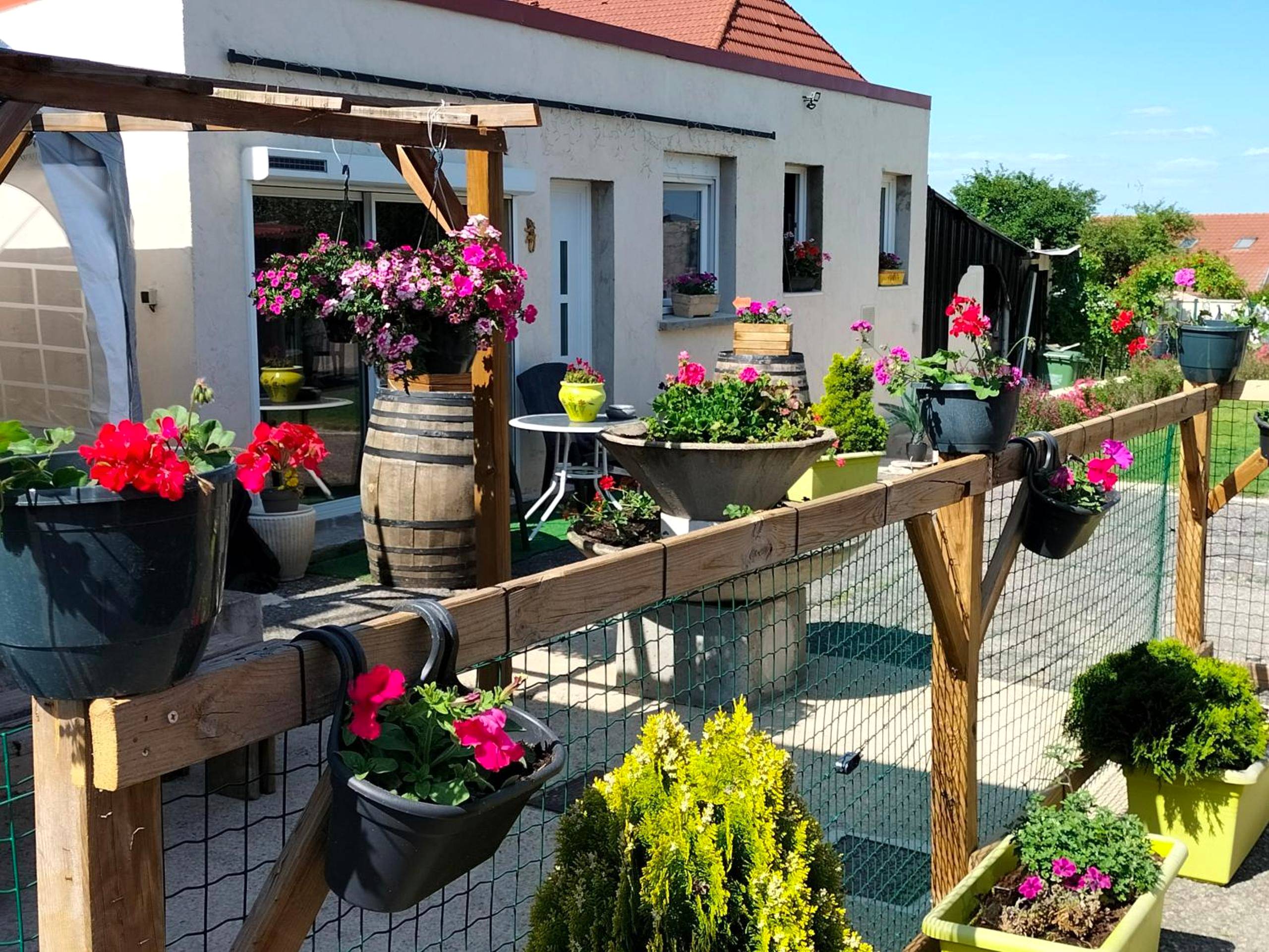 Terrasse fleurie avec barils en bois - Loft en Champagne