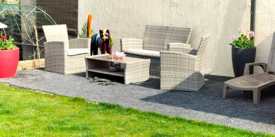 Salon de jardin en résine tressée sur gravier - Loft en Champagne