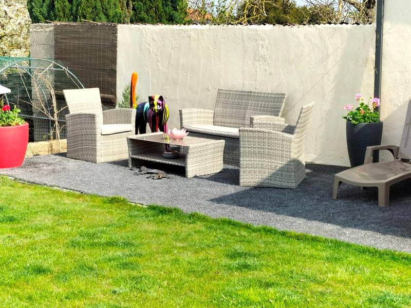 Salon de jardin en résine tressée sur gravier - Loft en Champagne