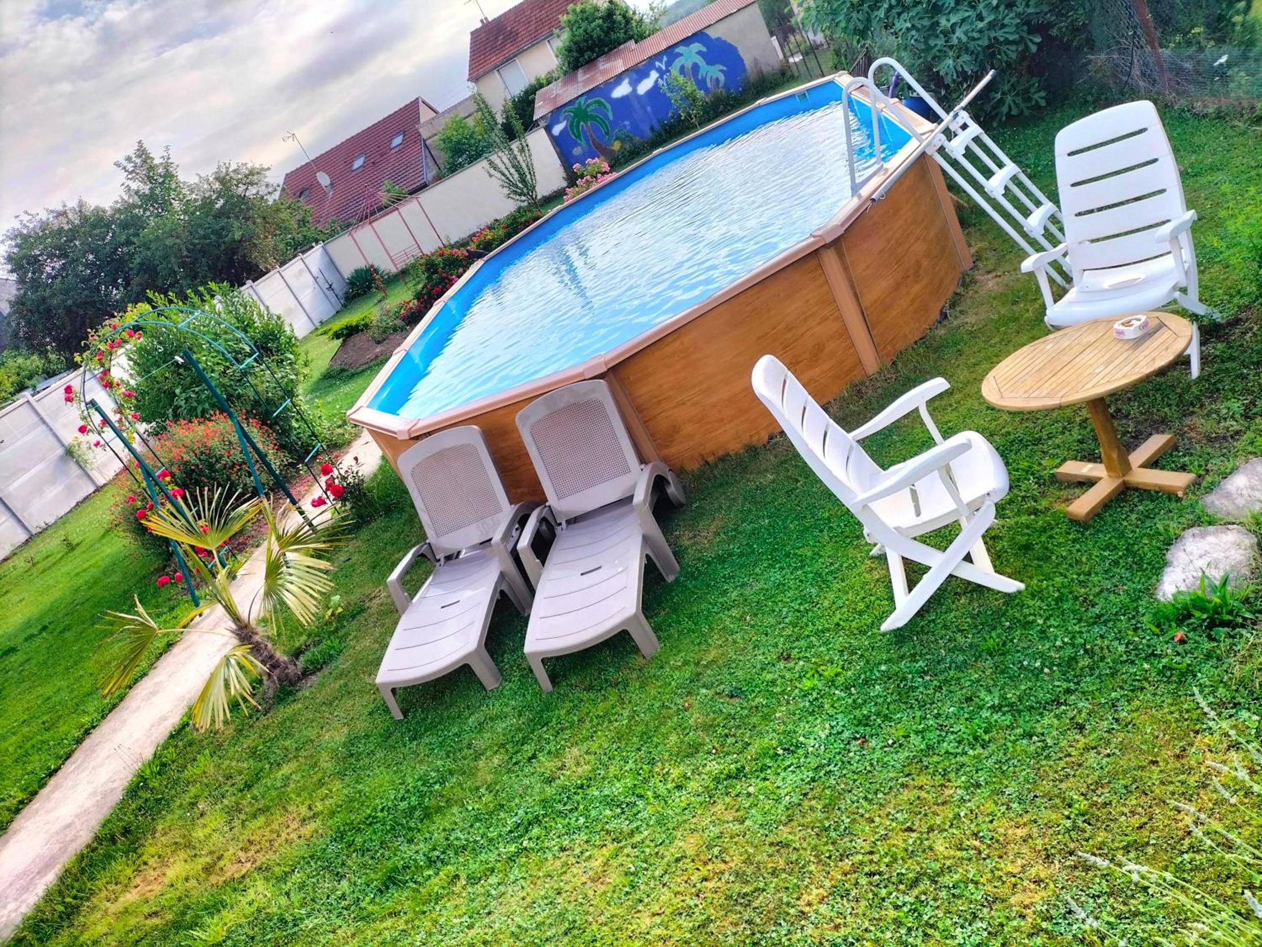 Piscine hors - sol avec transats et chaises - Loft en Champagne