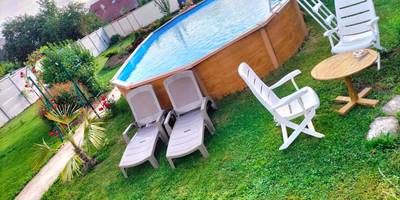 Piscine hors - sol avec transats et chaises - Loft en Champagne
