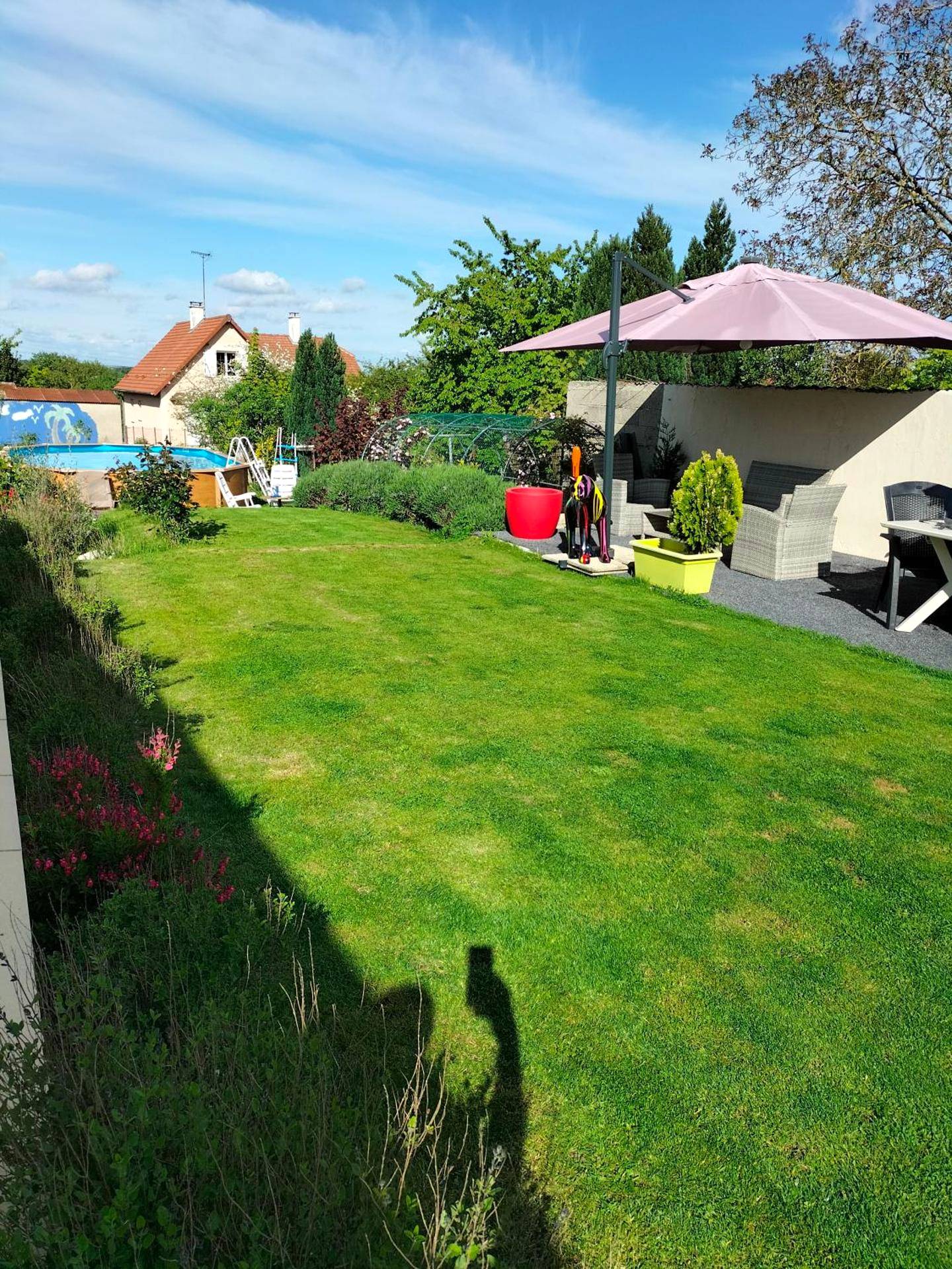 Grand jardin engazonné avec parasol et piscine - Loft en Champagne