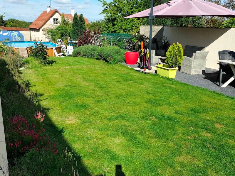 Grand jardin engazonné avec parasol et piscine - Loft en Champagne