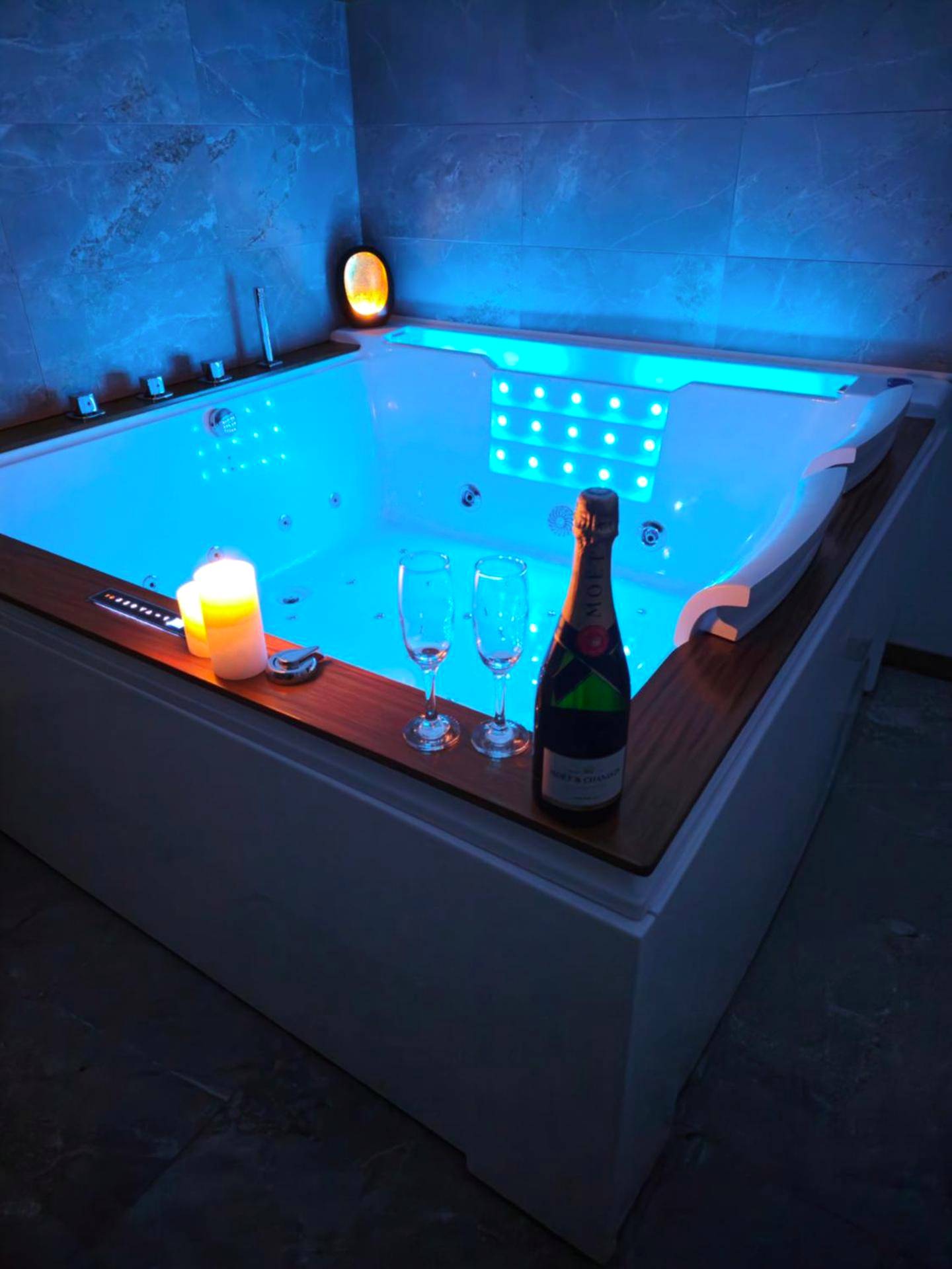 Vue interieure - Loft de luxe le Chic, Grand jacuzzi, Vue port de plaisance