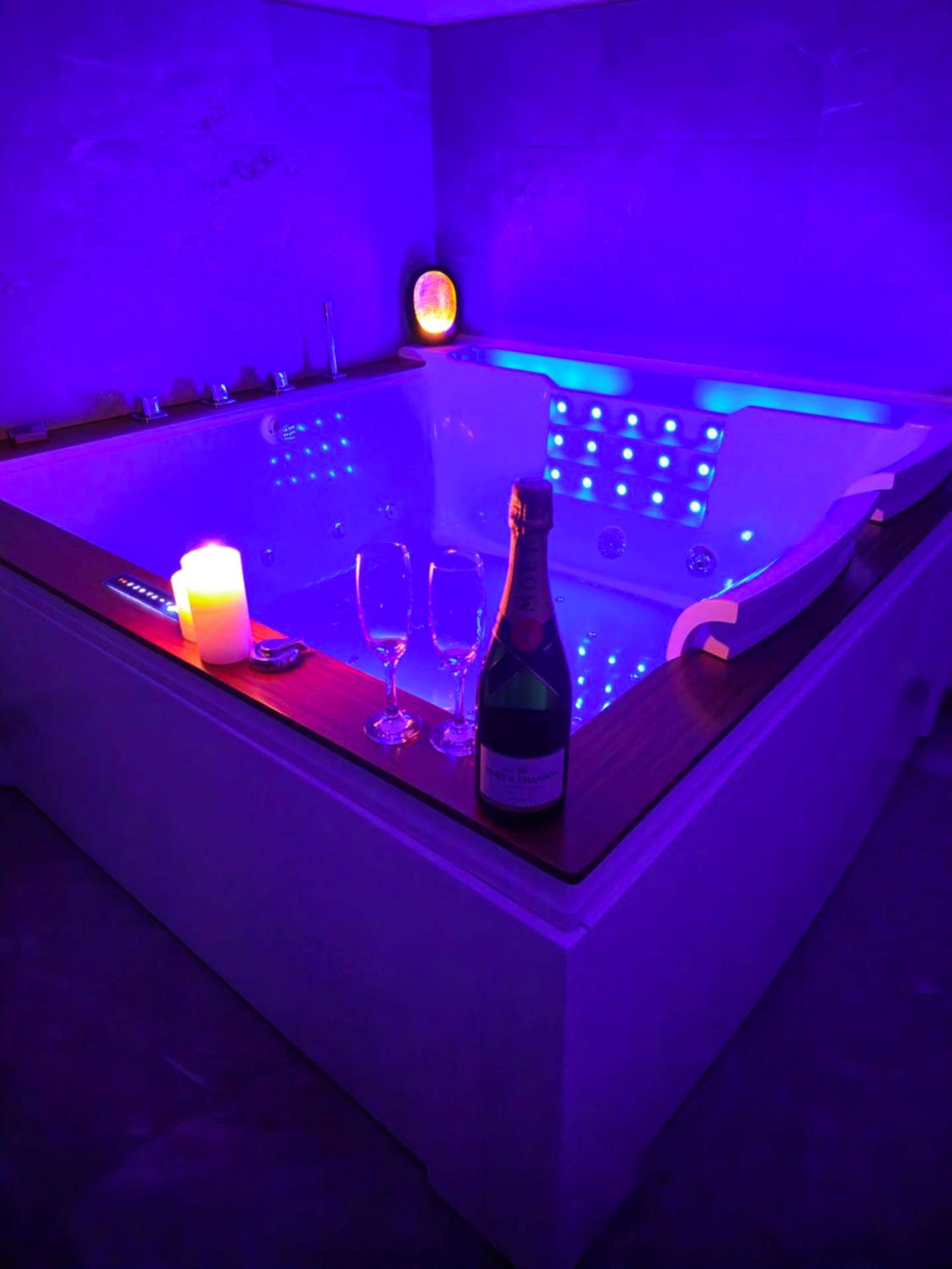 Detail du logement - Loft de luxe le Chic, Grand jacuzzi, Vue port de plaisance