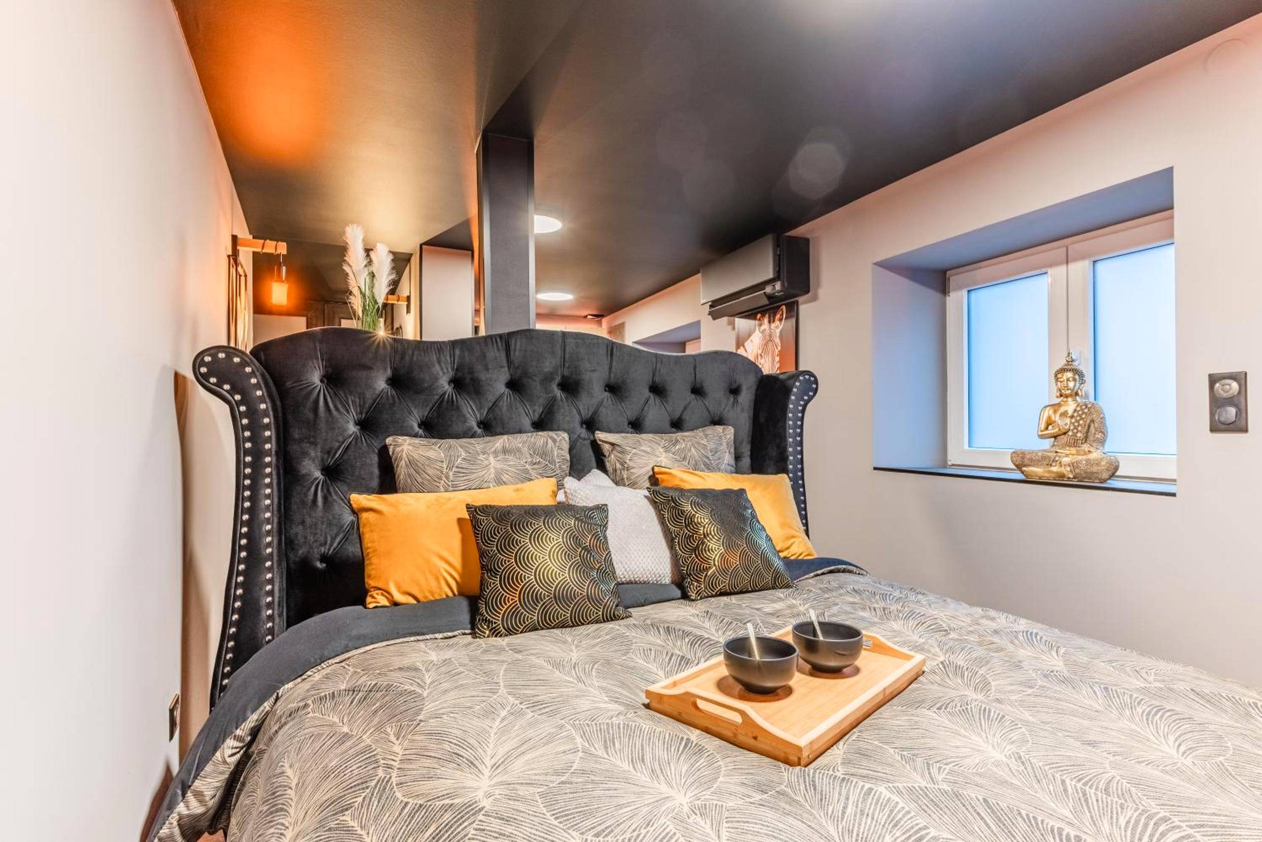 Lit double avec tête de lit capitonnée - Loft sous les colombages d'Alsace / Sauna / Jacuzzi / Netflix / Wifi