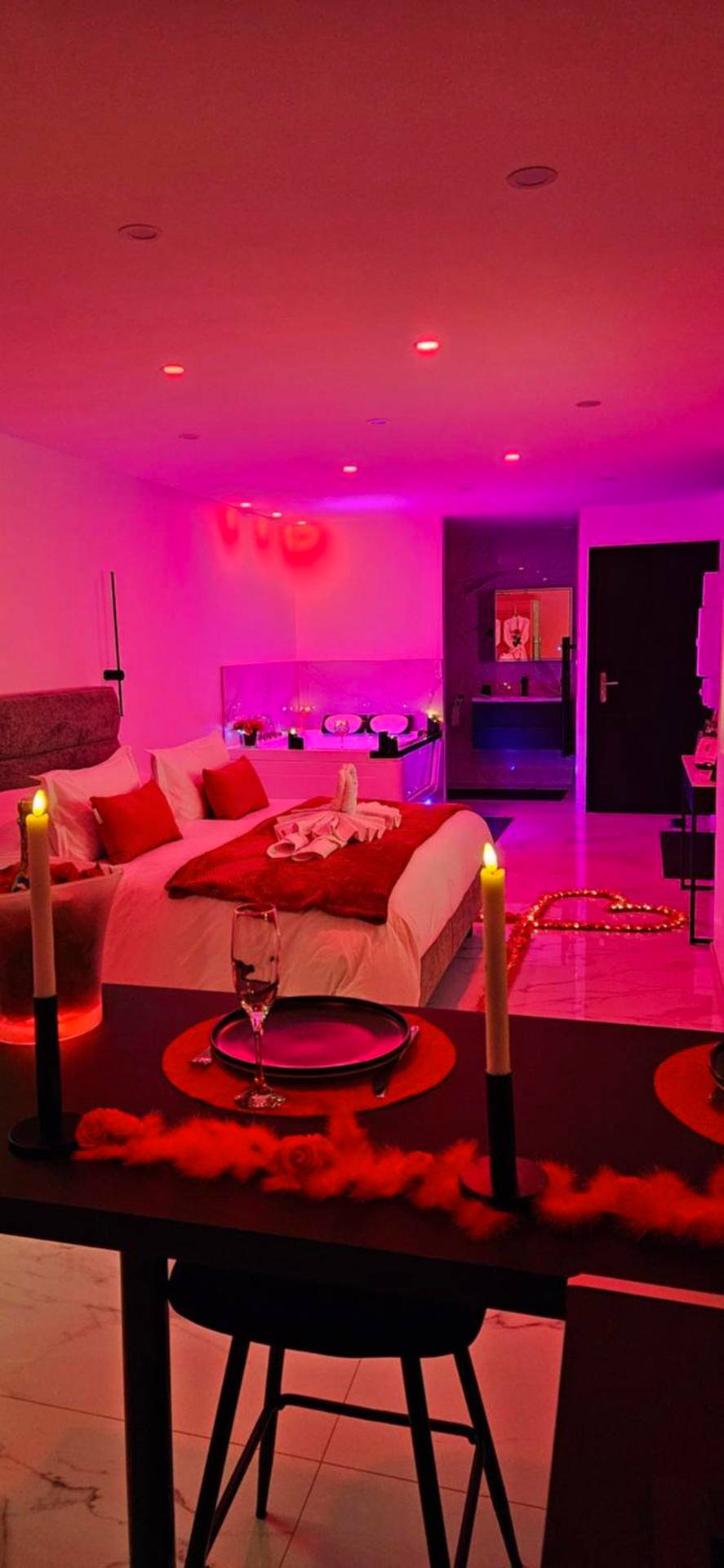 Chambre romantique avec lit et ambiance rose - Loft Détente & Spa du Tram