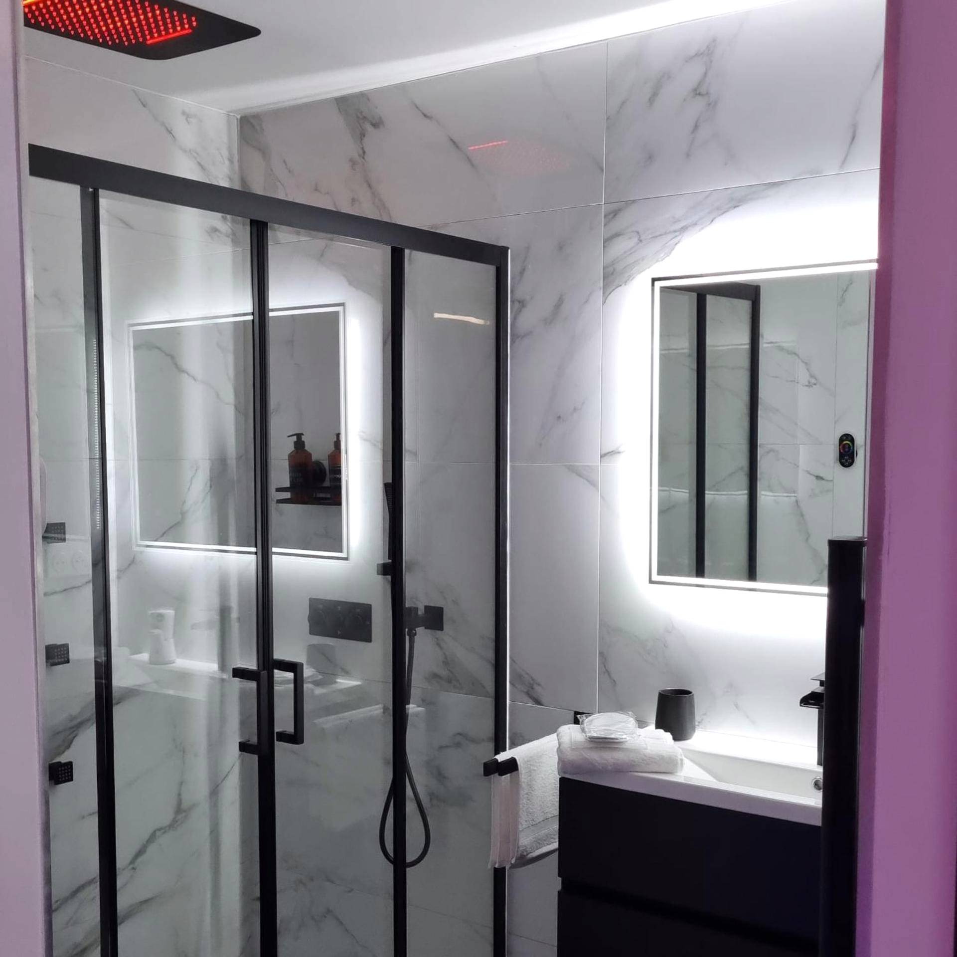 Douche à l'italienne et vasque avec miroir LED - Loft Détente & Spa du Tram