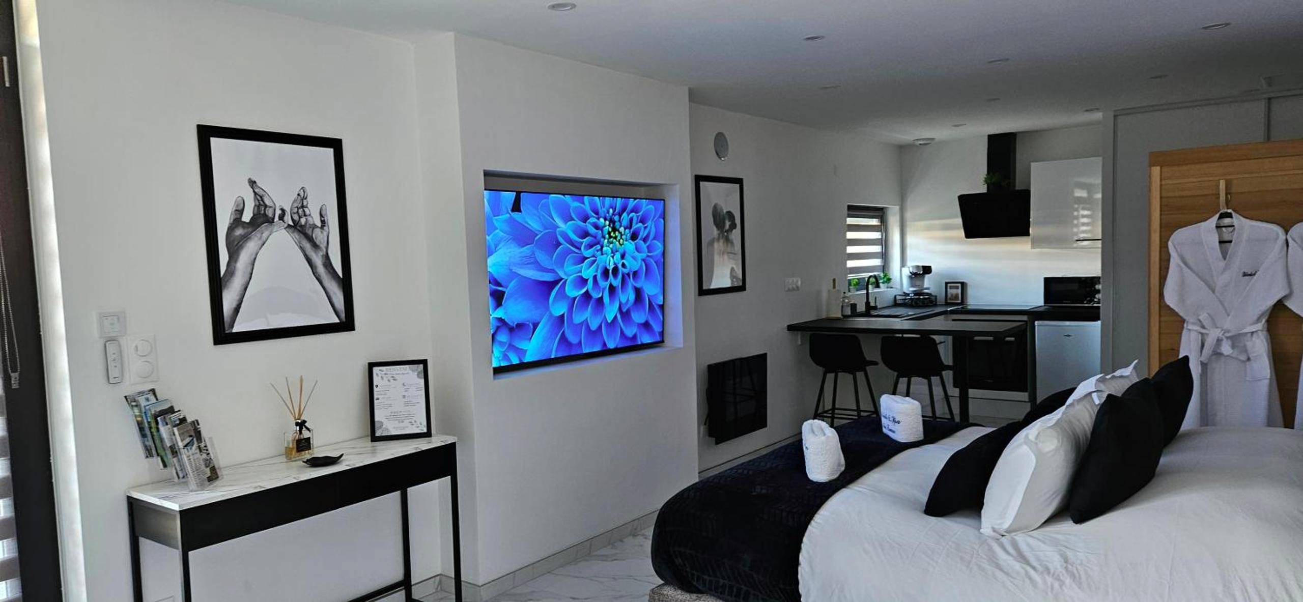 Espace nuit avec grand écran plat et peignoirs - Loft Détente & Spa du Tram