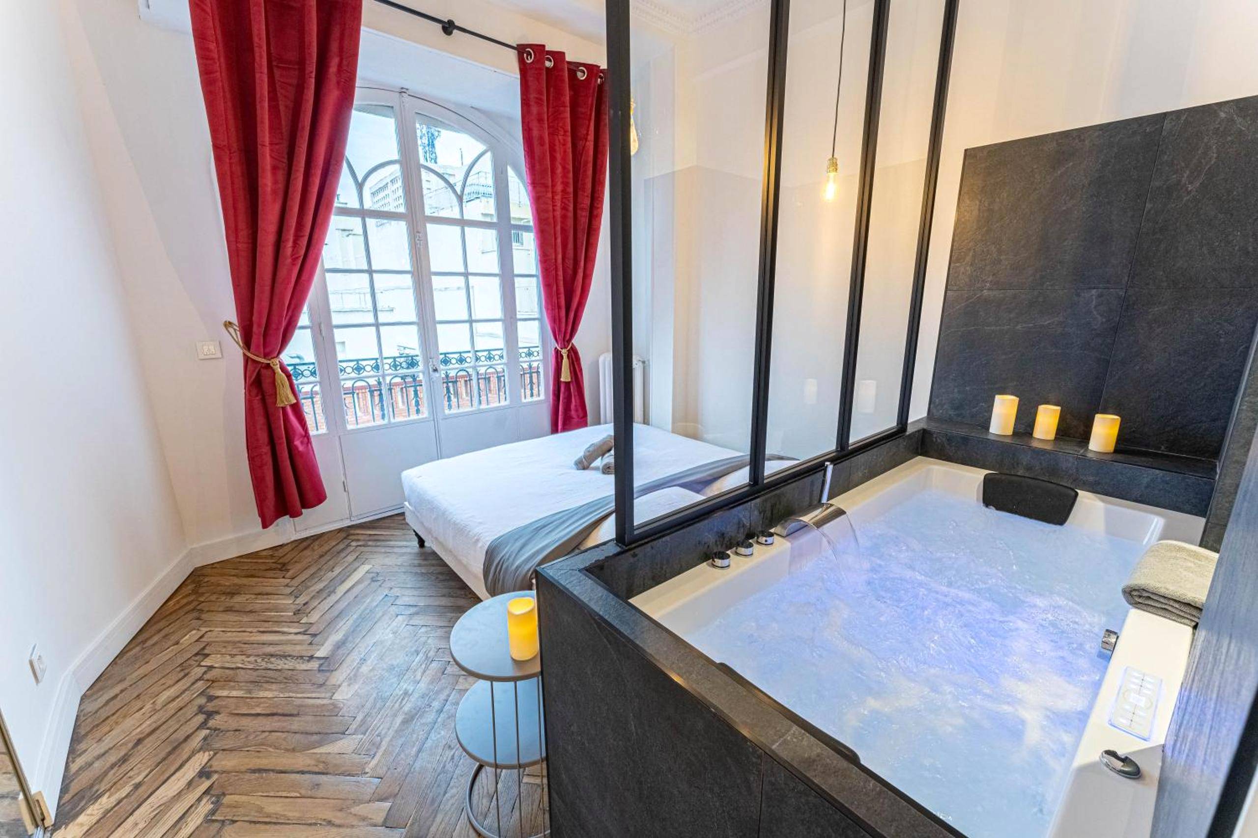 Suite romantique avec baignoire balnéo - Jacuzzi - Nice quartier des musiciens - Loft