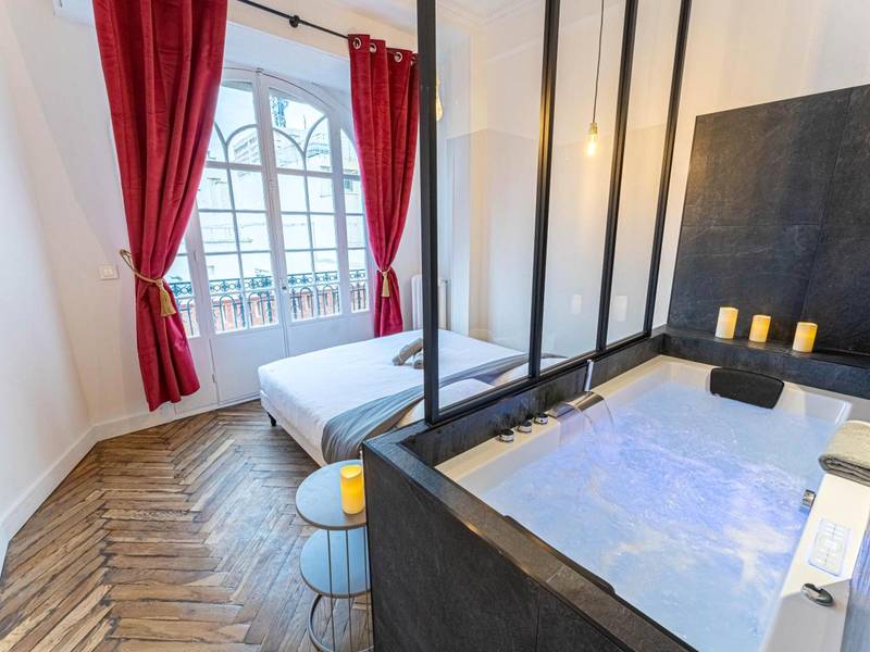Suite romantique avec baignoire balnéo - Jacuzzi - Nice quartier des musiciens - Loft