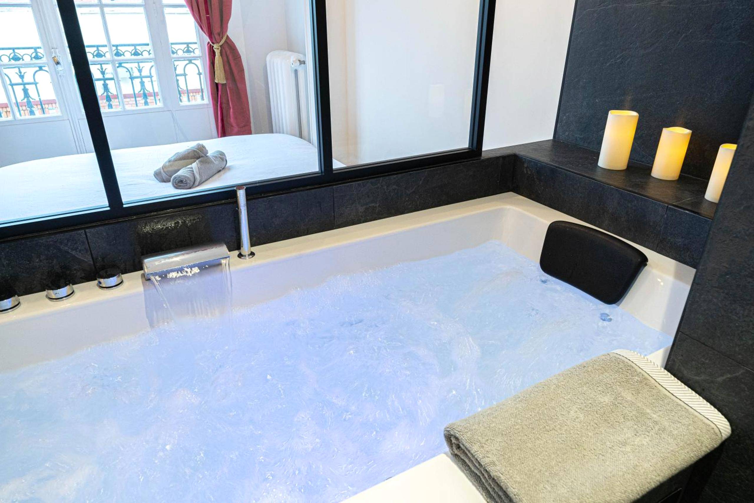 Jacuzzi rétroéclairé avec bougies d'ambiance - Jacuzzi - Nice quartier des musiciens - Loft