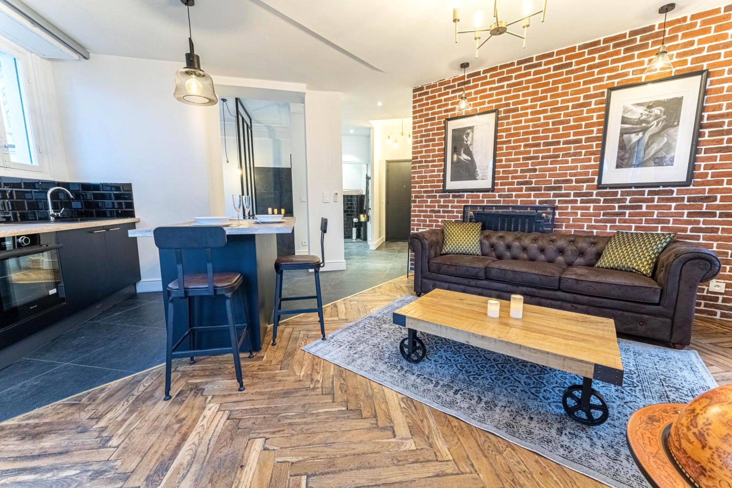 Salon industriel avec mur en briques et canapé - Jacuzzi - Nice quartier des musiciens - Loft