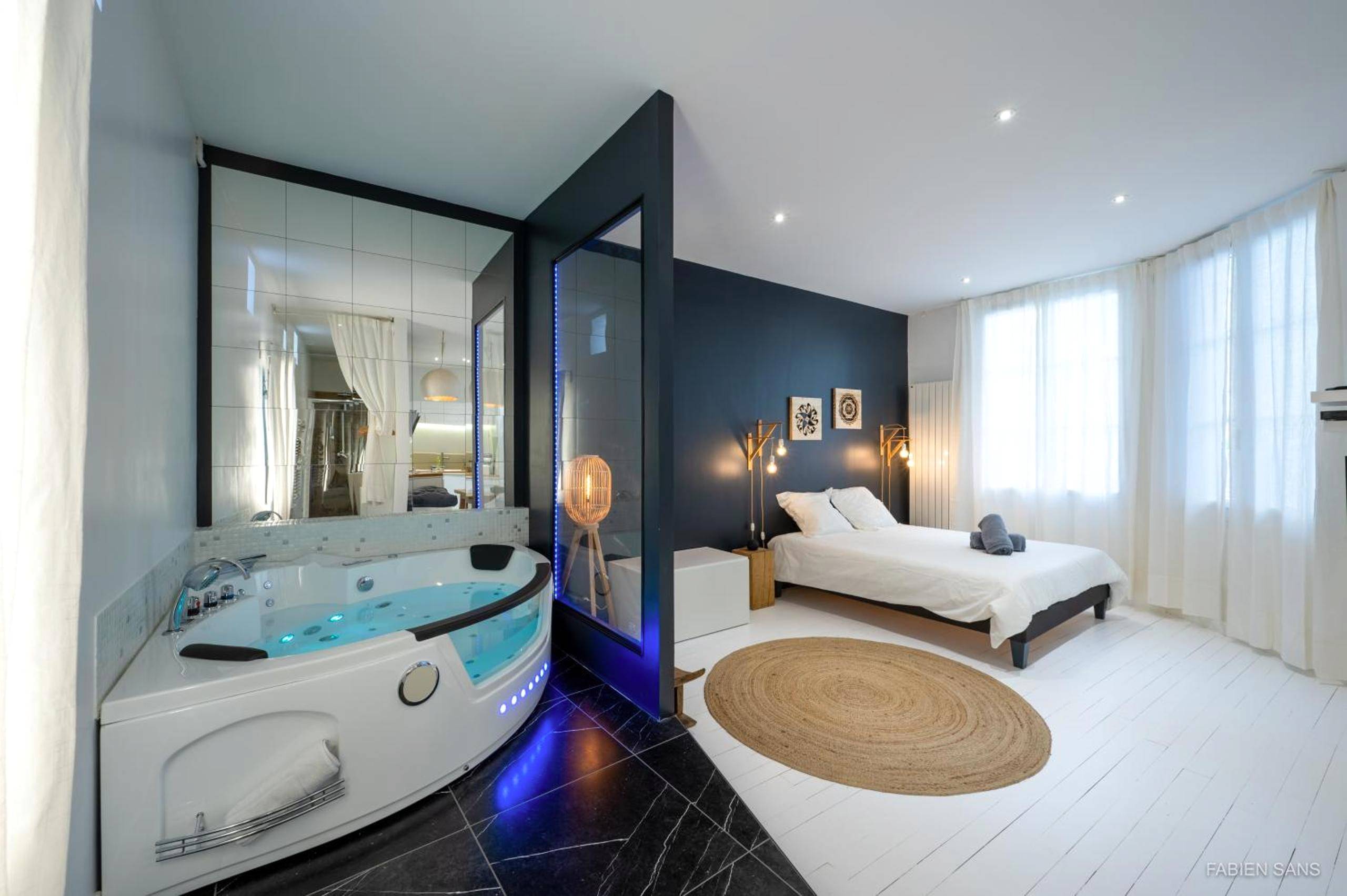 Suite avec jacuzzi privatif et lit double - Love Room Toulouse - LOFT Clim - Jacuzzi Centre Gare - Parking gratuit