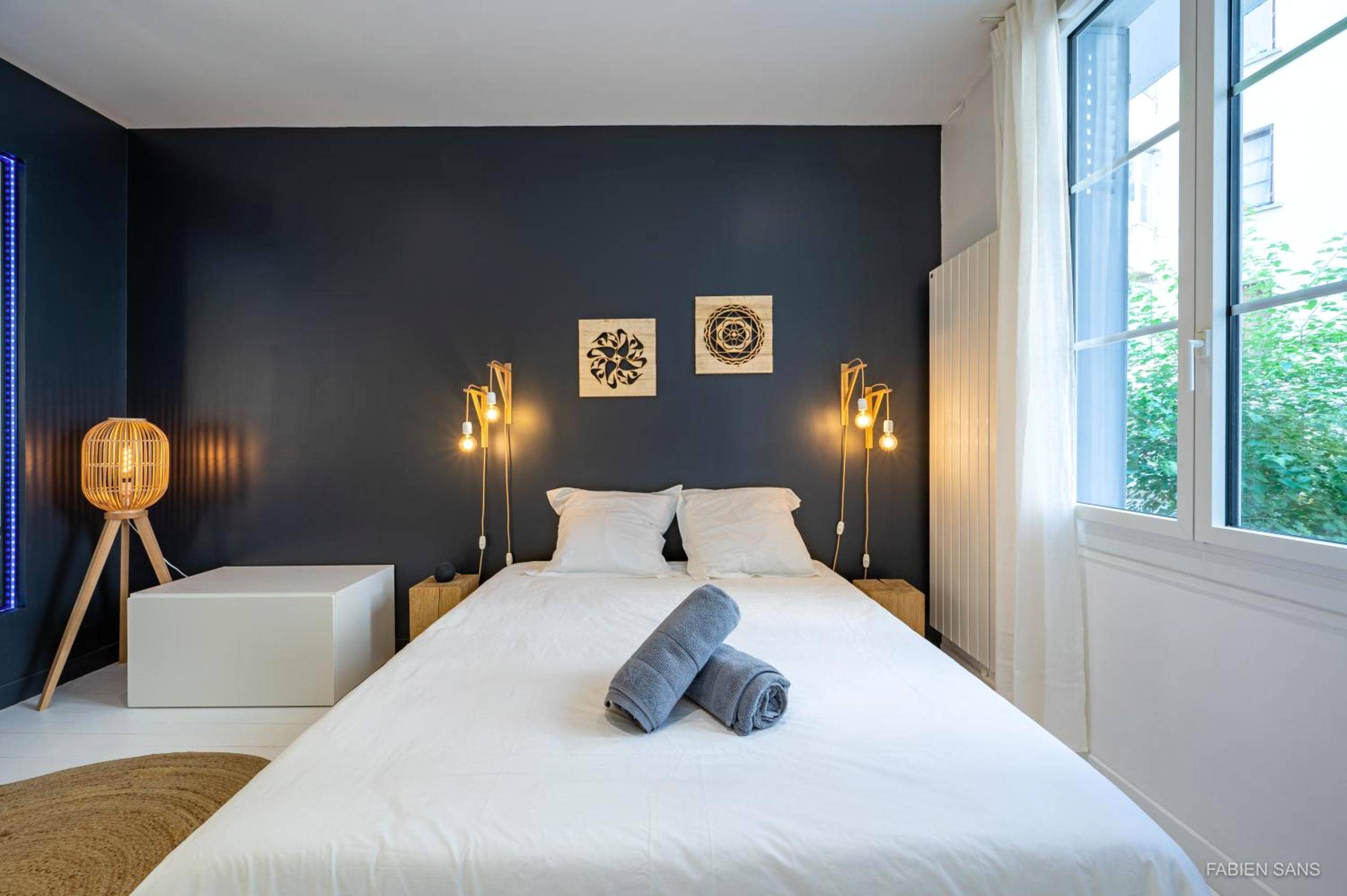 Lit double avec serviettes et lampes design - LOFT Clim - Jacuzzi Centre Gare - Parking gratuit