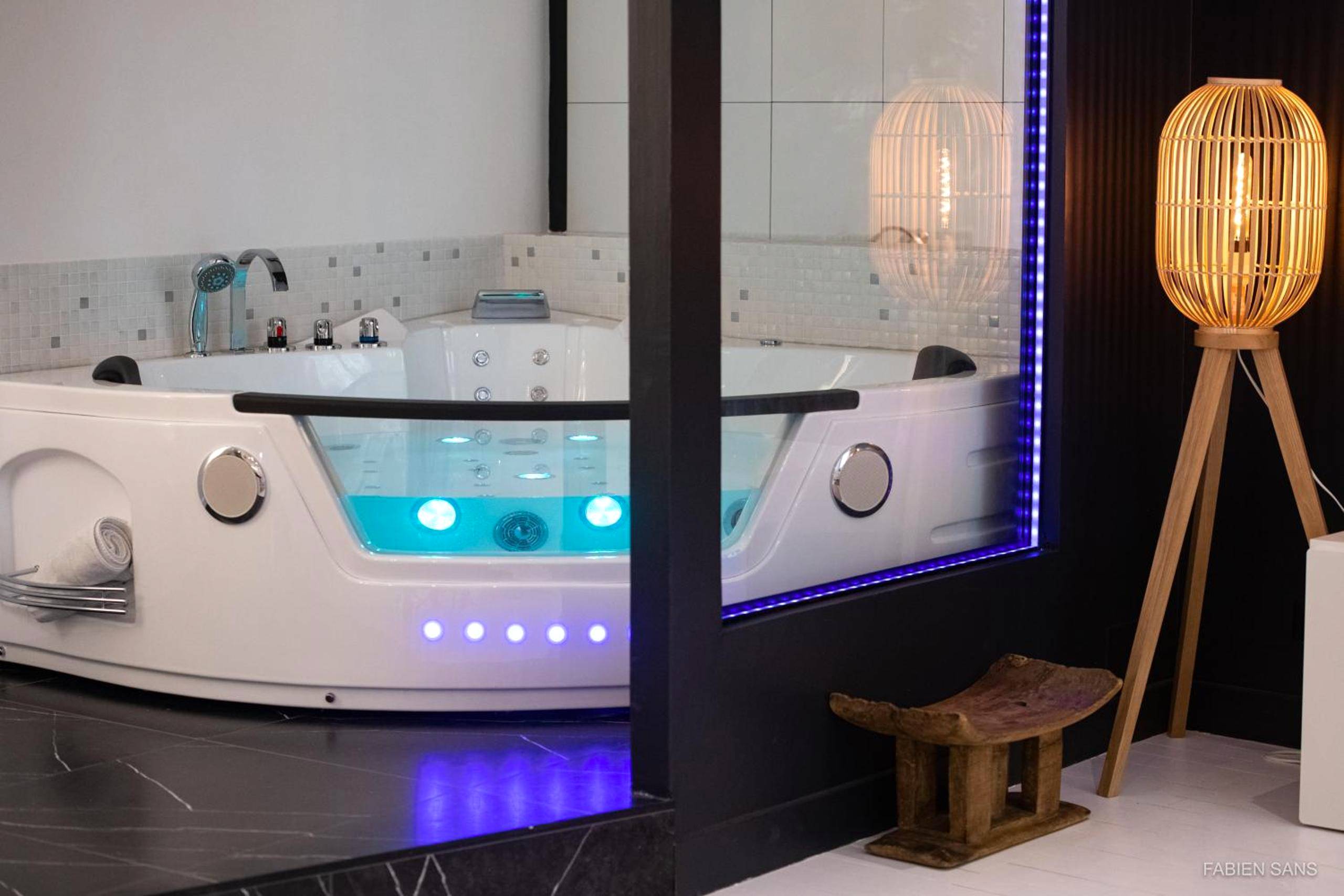 Photo du logement - LOFT Clim - Jacuzzi Centre Gare - Parking gratuit