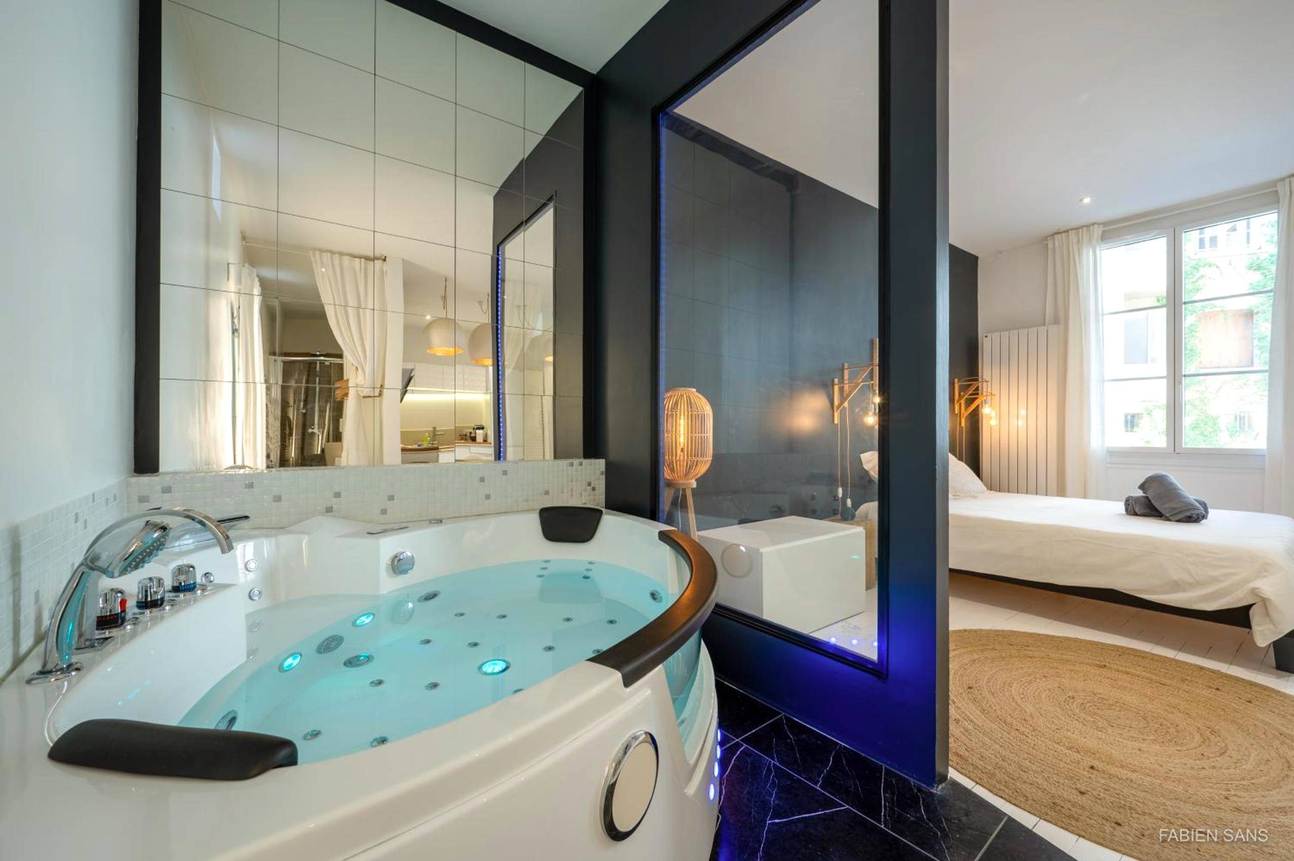 Jacuzzi balnéo avec éclairage LED bleu - LOFT Clim - Jacuzzi Centre Gare - Parking gratuit