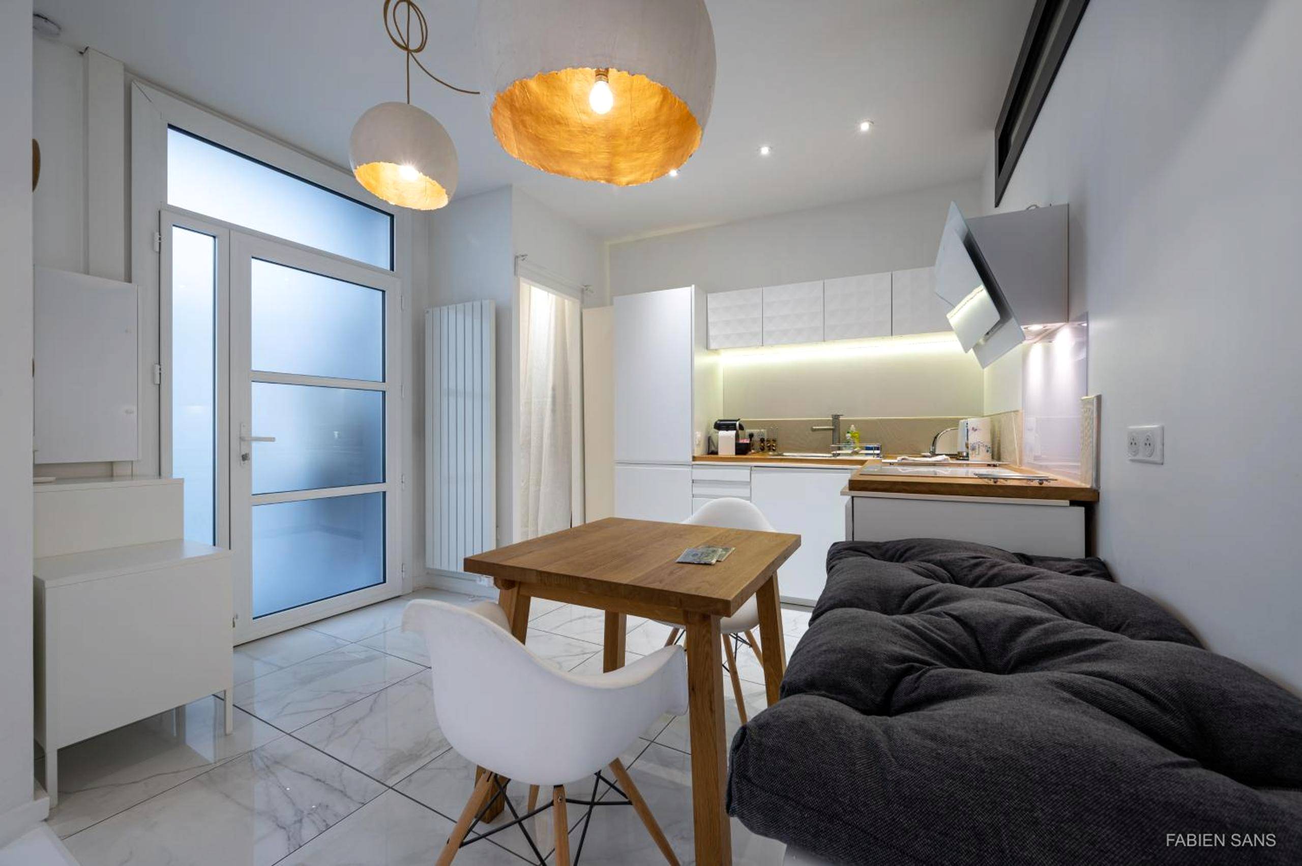 Espace cuisine et coin repas moderne - LOFT Clim - Jacuzzi Centre Gare - Parking gratuit