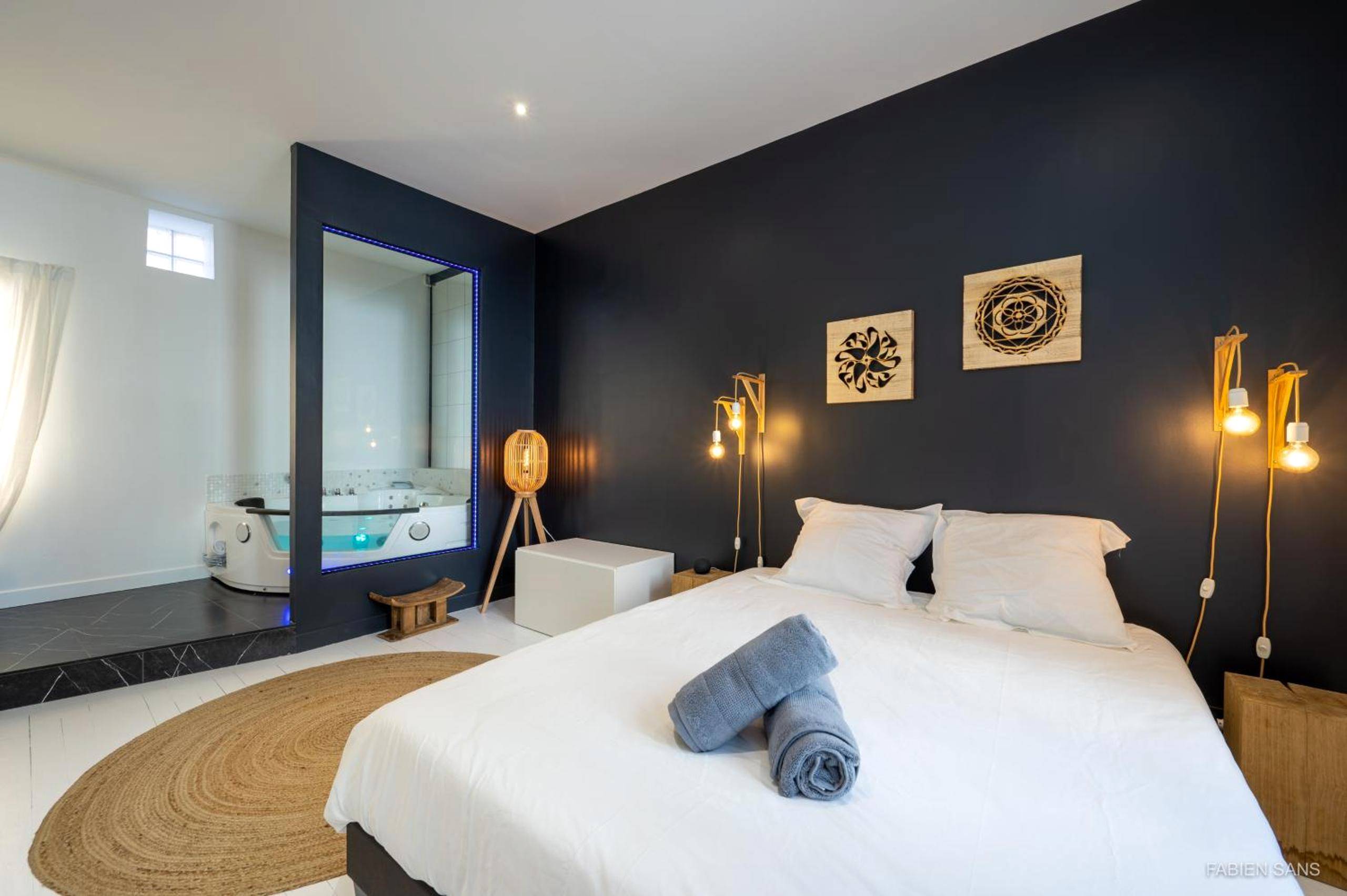 Chambre romantique ouverte sur le jacuzzi - LOFT Clim - Jacuzzi Centre Gare - Parking gratuit