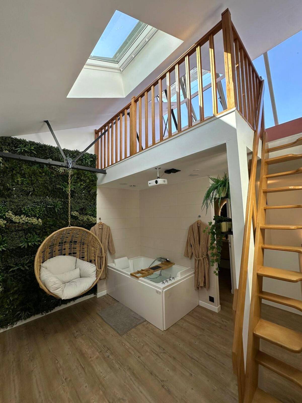 Baignoire balnéo et fauteuil suspendu - Love Room Le Mans - Loft avec Jaccuzi