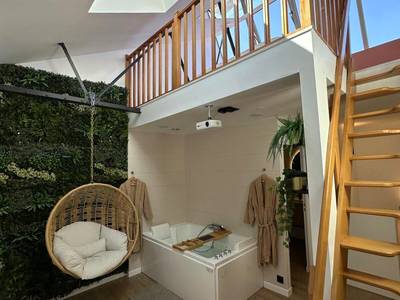 Baignoire balnéo et fauteuil suspendu - Love Room Le Mans - Loft avec Jaccuzi